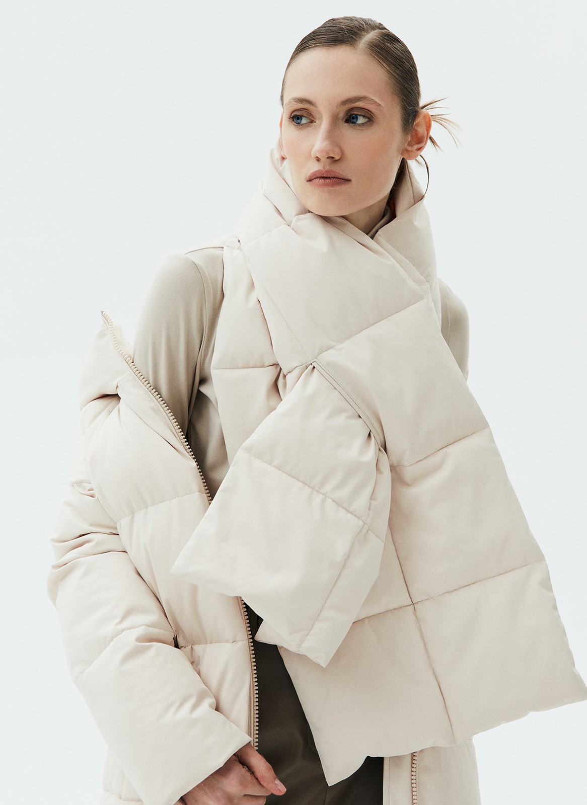 






Пуховик прямого кроя со съемным шарфом. Удобная застежка на молнию и высокое горло, которое защищает от ветра. Для большего тепла вы можете завязать шарф в тон модели. Изделие имеет водоотталкивающий эффект. В нем легко отправиться на долгую прогулку и не замёрзнуть в холода. Держит тепло до - 25. При сильном дожде использование зонта обязательно.