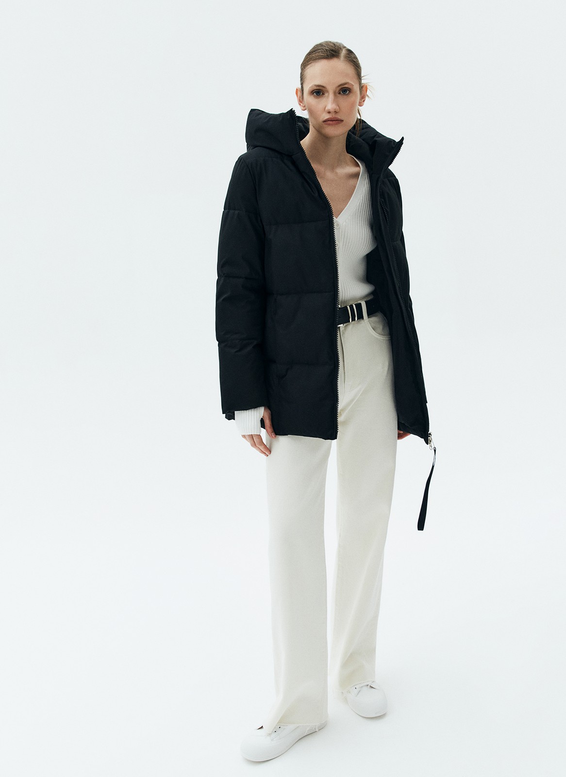 ПУХОВИК OVERSIZE КОРОТКИЙ, цвет: Черный Allweneed Удобная застежка на молнию и высокое горло, чтобы вам было тепло на прогулке. Модель прямого кроя, поэтому хорошо садится на любую фигуру. В куртке комфортно и тем, кто проводит много времени за рулем. Сочетайте с любой зимней обувью: ботинками и сапогами. Держит тепло до - 25.