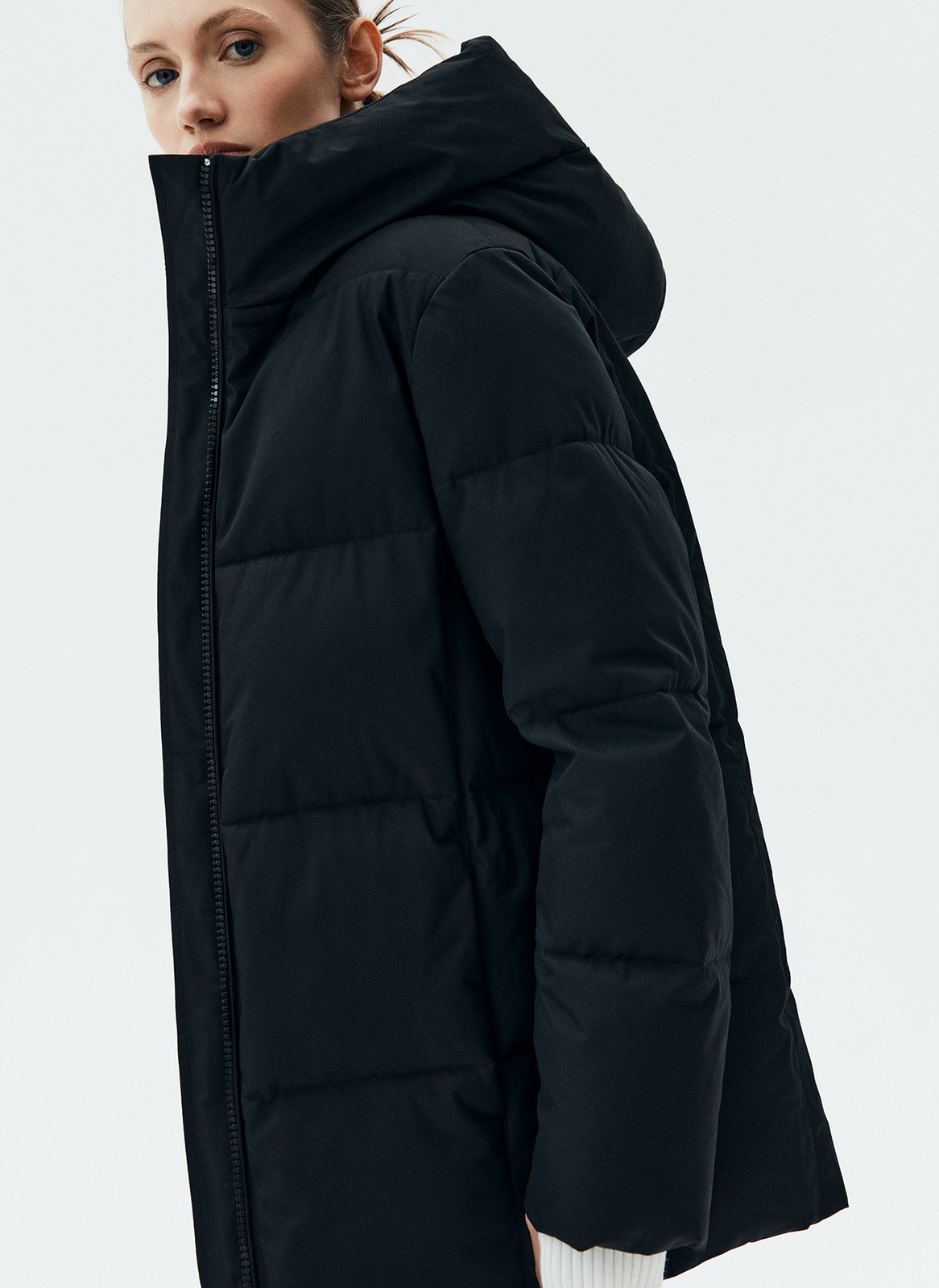 ПУХОВИК OVERSIZE КОРОТКИЙ, цвет: Черный Allweneed Удобная застежка на молнию и высокое горло, чтобы вам было тепло на прогулке. Модель прямого кроя, поэтому хорошо садится на любую фигуру. В куртке комфортно и тем, кто проводит много времени за рулем. Сочетайте с любой зимней обувью: ботинками и сапогами. Держит тепло до - 25.