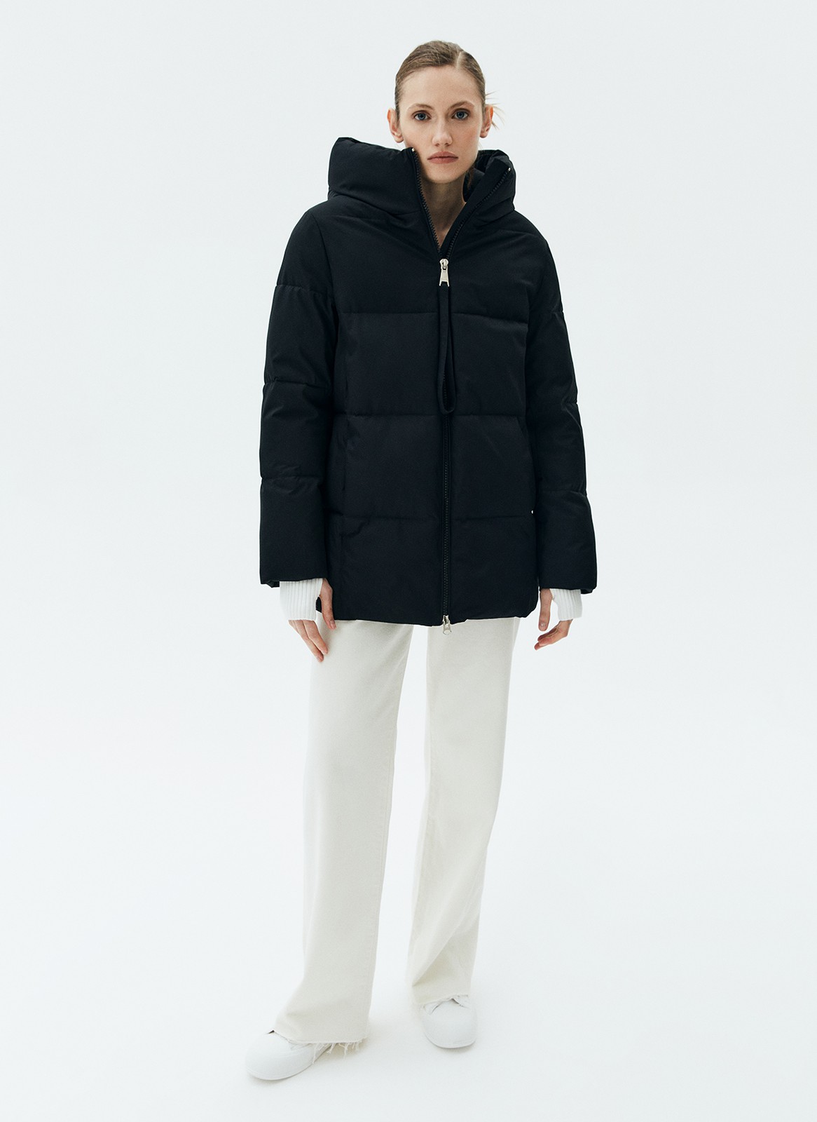 ПУХОВИК OVERSIZE КОРОТКИЙ, цвет: Черный Allweneed Удобная застежка на молнию и высокое горло, чтобы вам было тепло на прогулке. Модель прямого кроя, поэтому хорошо садится на любую фигуру. В куртке комфортно и тем, кто проводит много времени за рулем. Сочетайте с любой зимней обувью: ботинками и сапогами. Держит тепло до - 25.