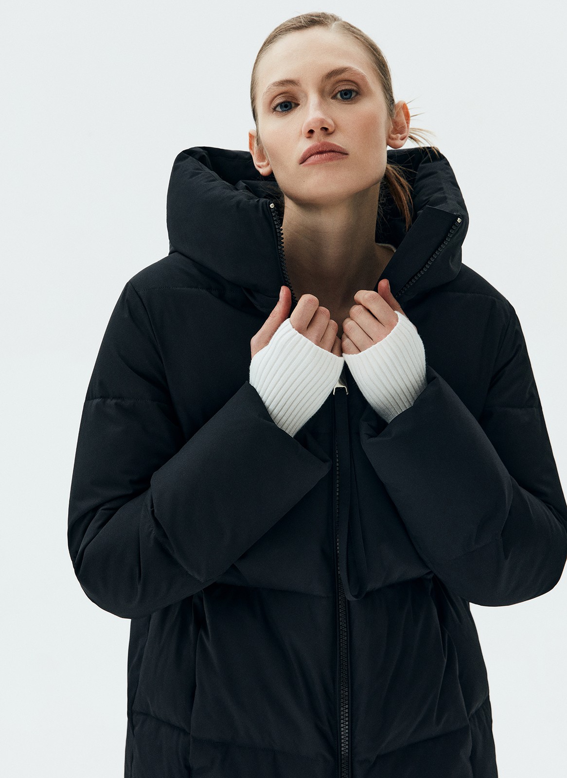 ПУХОВИК OVERSIZE КОРОТКИЙ, цвет: Черный Allweneed Удобная застежка на молнию и высокое горло, чтобы вам было тепло на прогулке. Модель прямого кроя, поэтому хорошо садится на любую фигуру. В куртке комфортно и тем, кто проводит много времени за рулем. Сочетайте с любой зимней обувью: ботинками и сапогами. Держит тепло до - 25.