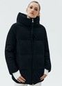 ПУХОВИК OVERSIZE КОРОТКИЙ, цвет: Черный Allweneed Удобная застежка на молнию и высокое горло, чтобы вам было тепло на прогулке. Модель прямого кроя, поэтому хорошо садится на любую фигуру. В куртке комфортно и тем, кто проводит много времени за рулем. Сочетайте с любой зимней обувью: ботинками и сапогами. Держит тепло до - 25.