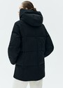 ПУХОВИК OVERSIZE КОРОТКИЙ, цвет: Черный Allweneed Удобная застежка на молнию и высокое горло, чтобы вам было тепло на прогулке. Модель прямого кроя, поэтому хорошо садится на любую фигуру. В куртке комфортно и тем, кто проводит много времени за рулем. Сочетайте с любой зимней обувью: ботинками и сапогами. Держит тепло до - 25.