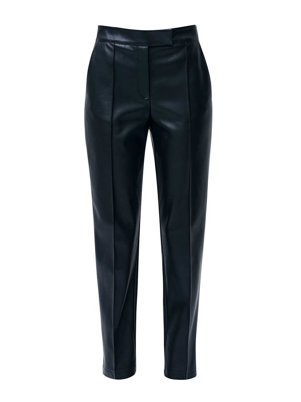 Зауженные брюки из экокожи со средней посадкой, цвет: Черный Allweneed
Брюки из мягкой экокожи на средней посадке. Экокожа имеет приятную подложку, благодаря которой модель комфортно носить весь день. Брюки слегка сужаются к низу, чтобы вы могли их надевать как с высокими сапогами, так и с лоферами. Сочетайте с жакетом из коллекции или носите с любимыми блузами и футболками.