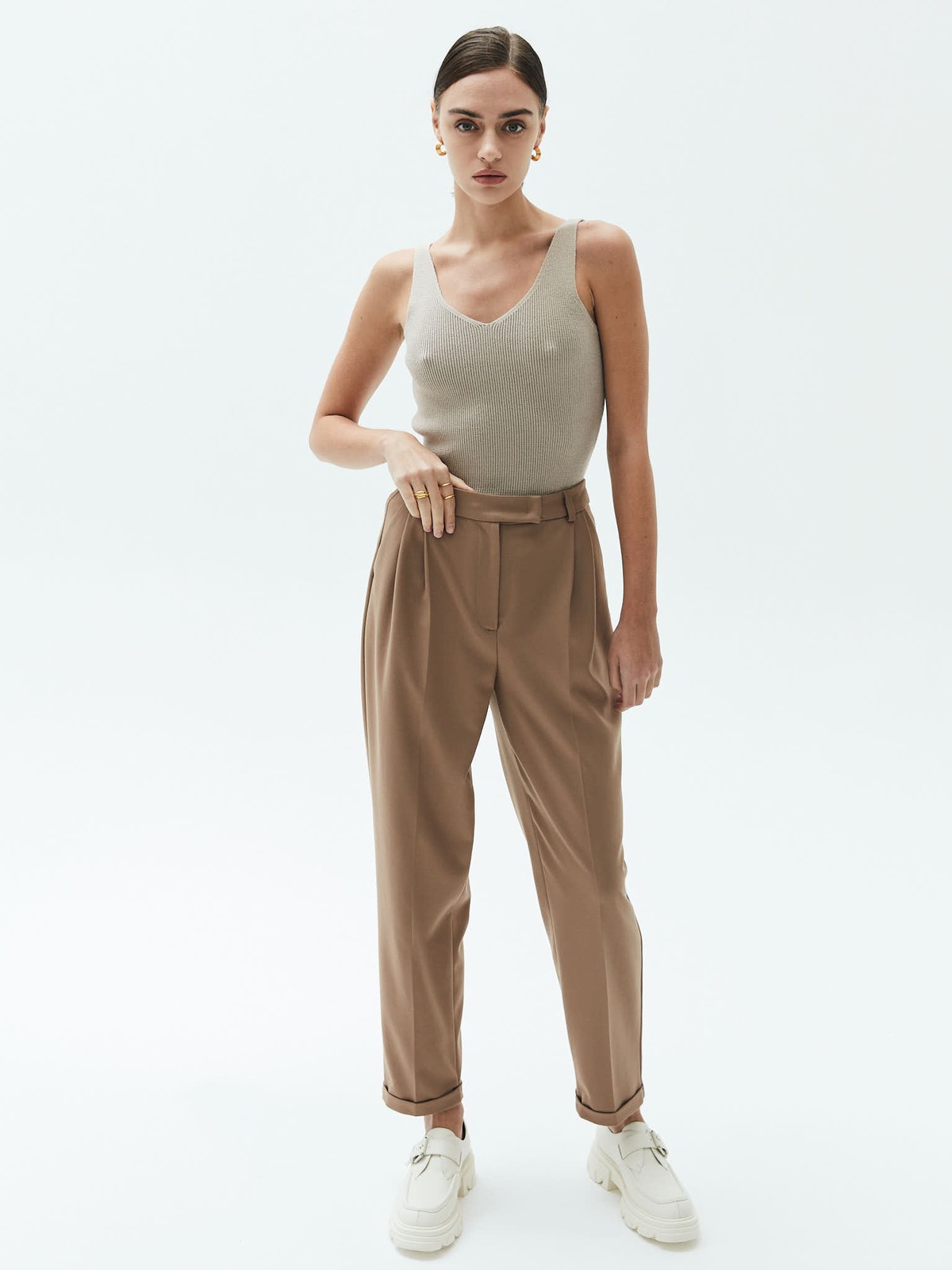 Брюки укороченные с манжетом, цвет: ТЕМНЫЙ КЭМЕЛ Allweneed
Брюки укороченные слегка зауженного кроя. Модель со скрытой застёжкой и двумя глубокими карманами. Мы изготовили брюки с манжетами, которые позволяют модели лучше сидеть по ноге. Советуем носить изделие с лоферами или ботинками, а для особого случая надеть их с туфлями на каблуке.