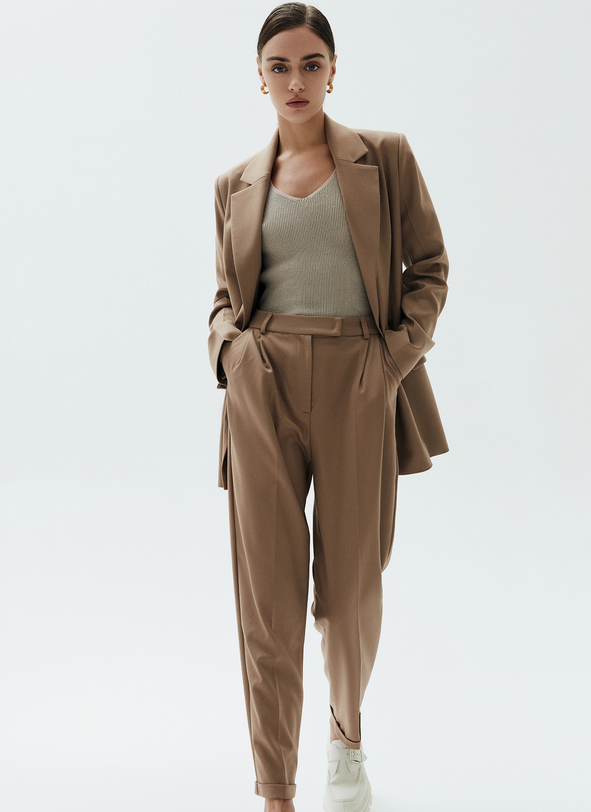 Жакет удлиненный, цвет: ТЕМНЫЙ КЭМЕЛ Allweneed
Жакет удлинённый слегка приталенного кроя. Двубортная модель с классической линией плеча и двумя накладными карманами. Новая костюмная ткань в этом сезоне обеспечивает ещё лучшую посадку по фигуре. Так модель хорошо смотрится на девушках с разной внешностью. Вы можете носить изделие с брюками, а также с джинсами и платьями.