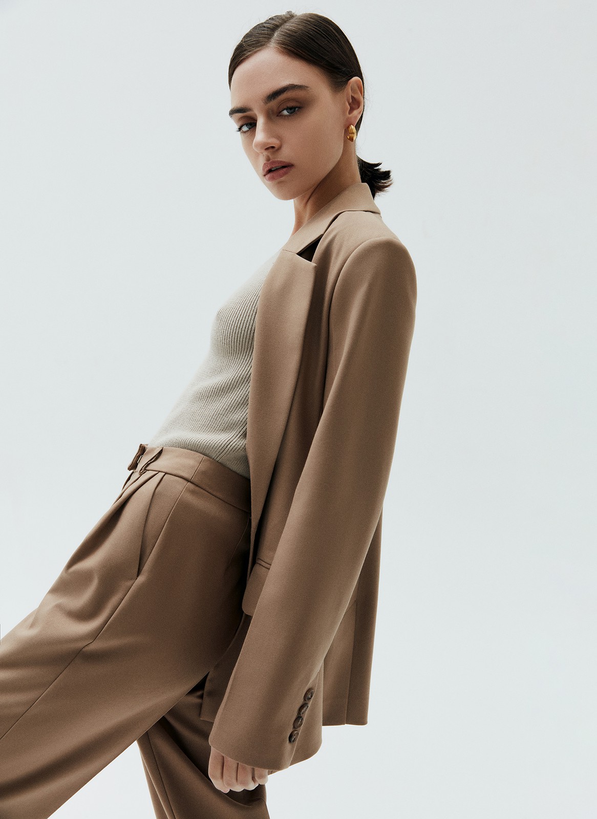 Жакет удлиненный, цвет: ТЕМНЫЙ КЭМЕЛ Allweneed
Жакет удлинённый слегка приталенного кроя. Двубортная модель с классической линией плеча и двумя накладными карманами. Новая костюмная ткань в этом сезоне обеспечивает ещё лучшую посадку по фигуре. Так модель хорошо смотрится на девушках с разной внешностью. Вы можете носить изделие с брюками, а также с джинсами и платьями.