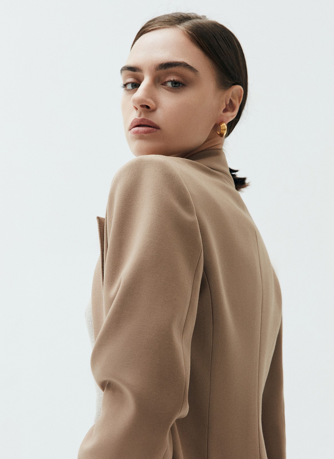 Жакет удлиненный, цвет: ТЕМНЫЙ КЭМЕЛ Allweneed
Жакет удлинённый слегка приталенного кроя. Двубортная модель с классической линией плеча и двумя накладными карманами. Новая костюмная ткань в этом сезоне обеспечивает ещё лучшую посадку по фигуре. Так модель хорошо смотрится на девушках с разной внешностью. Вы можете носить изделие с брюками, а также с джинсами и платьями.