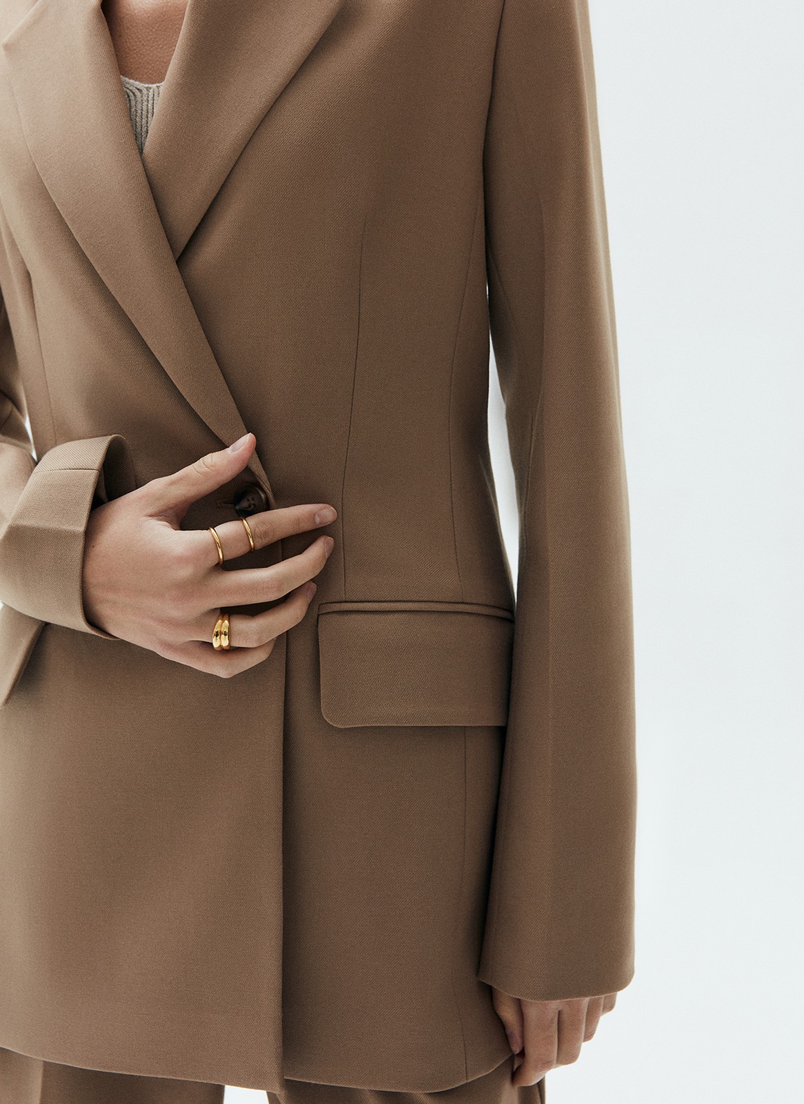 Жакет удлиненный, цвет: ТЕМНЫЙ КЭМЕЛ Allweneed
Жакет удлинённый слегка приталенного кроя. Двубортная модель с классической линией плеча и двумя накладными карманами. Новая костюмная ткань в этом сезоне обеспечивает ещё лучшую посадку по фигуре. Так модель хорошо смотрится на девушках с разной внешностью. Вы можете носить изделие с брюками, а также с джинсами и платьями.