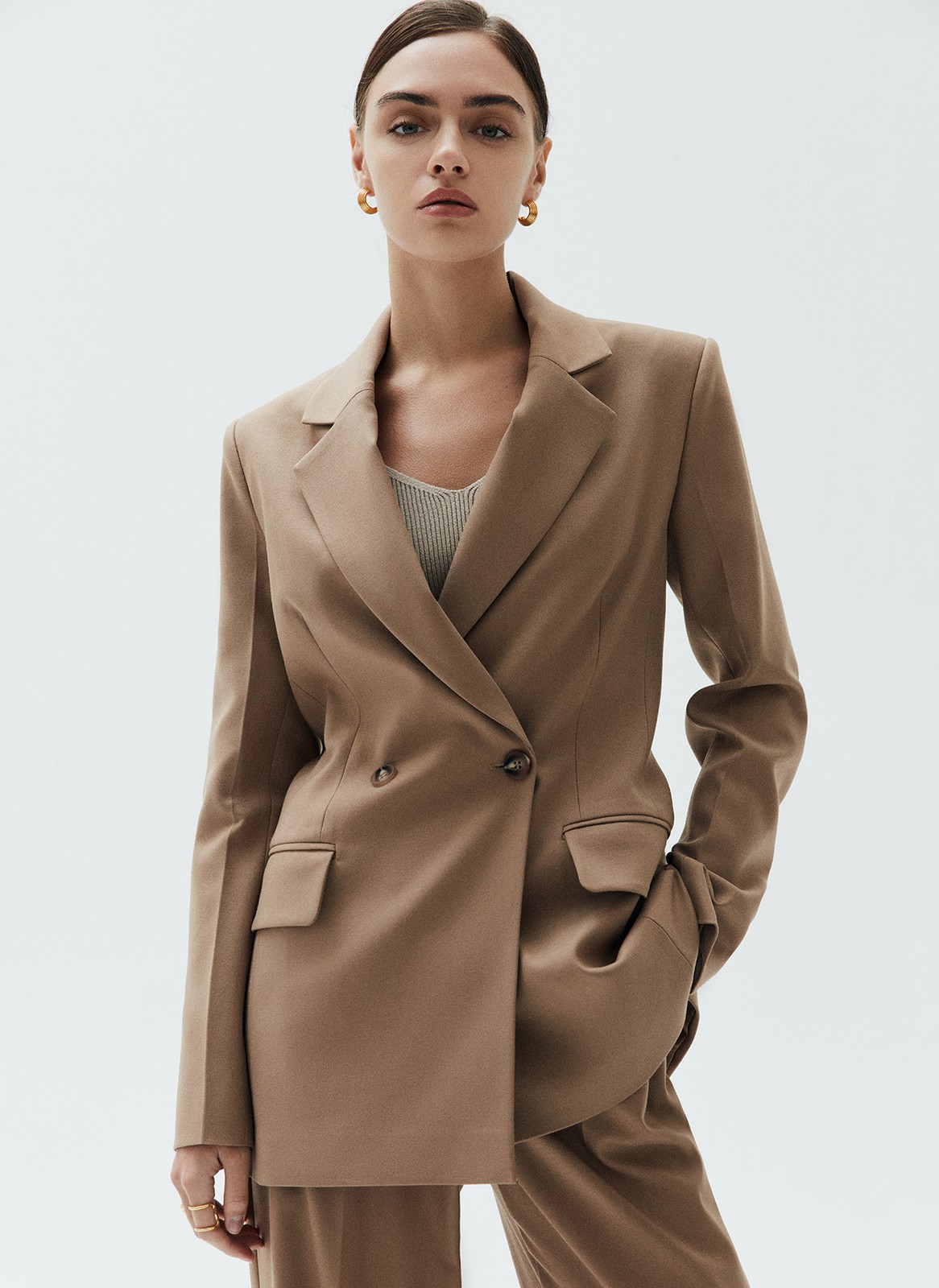 Жакет удлиненный, цвет: ТЕМНЫЙ КЭМЕЛ Allweneed
Жакет удлинённый слегка приталенного кроя. Двубортная модель с классической линией плеча и двумя накладными карманами. Новая костюмная ткань в этом сезоне обеспечивает ещё лучшую посадку по фигуре. Так модель хорошо смотрится на девушках с разной внешностью. Вы можете носить изделие с брюками, а также с джинсами и платьями.