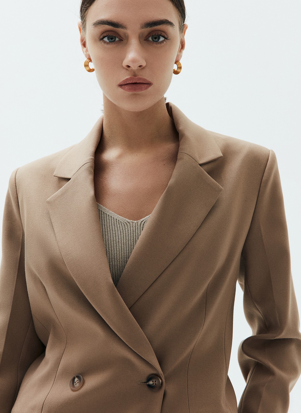 Жакет удлиненный, цвет: ТЕМНЫЙ КЭМЕЛ Allweneed
Жакет удлинённый слегка приталенного кроя. Двубортная модель с классической линией плеча и двумя накладными карманами. Новая костюмная ткань в этом сезоне обеспечивает ещё лучшую посадку по фигуре. Так модель хорошо смотрится на девушках с разной внешностью. Вы можете носить изделие с брюками, а также с джинсами и платьями.