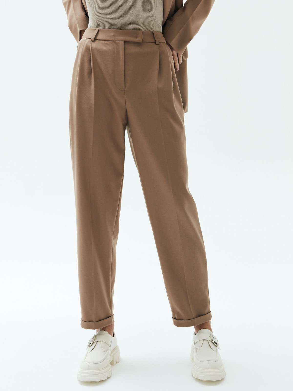 Брюки укороченные с манжетом, цвет: ТЕМНЫЙ КЭМЕЛ Allweneed
Брюки укороченные слегка зауженного кроя. Модель со скрытой застёжкой и двумя глубокими карманами. Мы изготовили брюки с манжетами, которые позволяют модели лучше сидеть по ноге. Советуем носить изделие с лоферами или ботинками, а для особого случая надеть их с туфлями на каблуке.