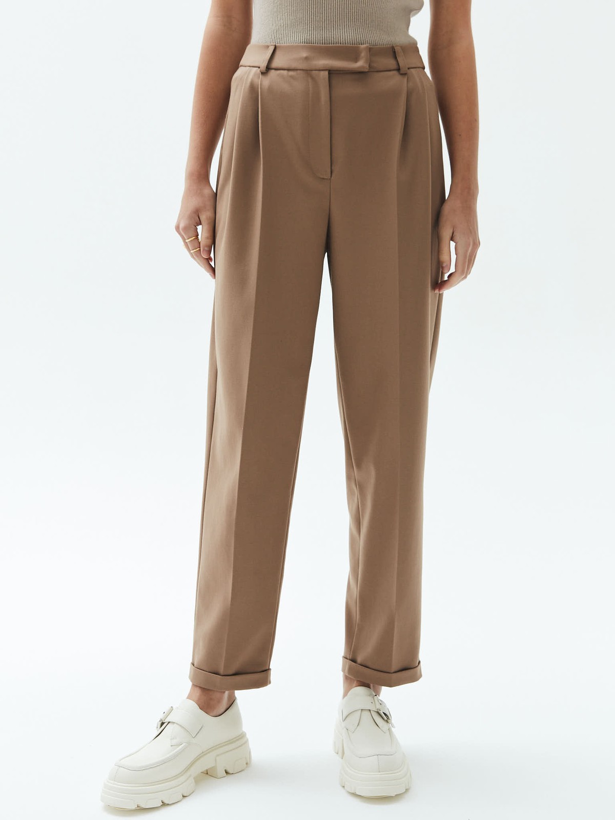 Брюки укороченные с манжетом, цвет: ТЕМНЫЙ КЭМЕЛ Allweneed
Брюки укороченные слегка зауженного кроя. Модель со скрытой застёжкой и двумя глубокими карманами. Мы изготовили брюки с манжетами, которые позволяют модели лучше сидеть по ноге. Советуем носить изделие с лоферами или ботинками, а для особого случая надеть их с туфлями на каблуке.