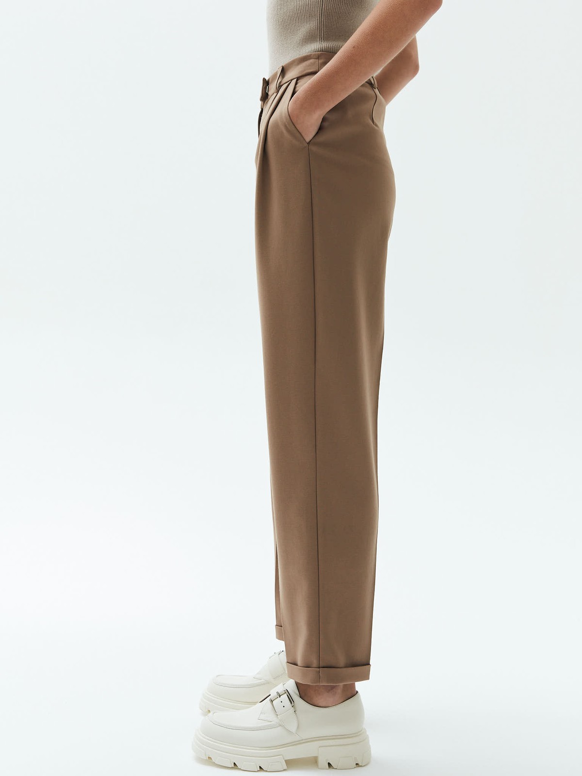 Брюки укороченные с манжетом, цвет: ТЕМНЫЙ КЭМЕЛ Allweneed
Брюки укороченные слегка зауженного кроя. Модель со скрытой застёжкой и двумя глубокими карманами. Мы изготовили брюки с манжетами, которые позволяют модели лучше сидеть по ноге. Советуем носить изделие с лоферами или ботинками, а для особого случая надеть их с туфлями на каблуке.