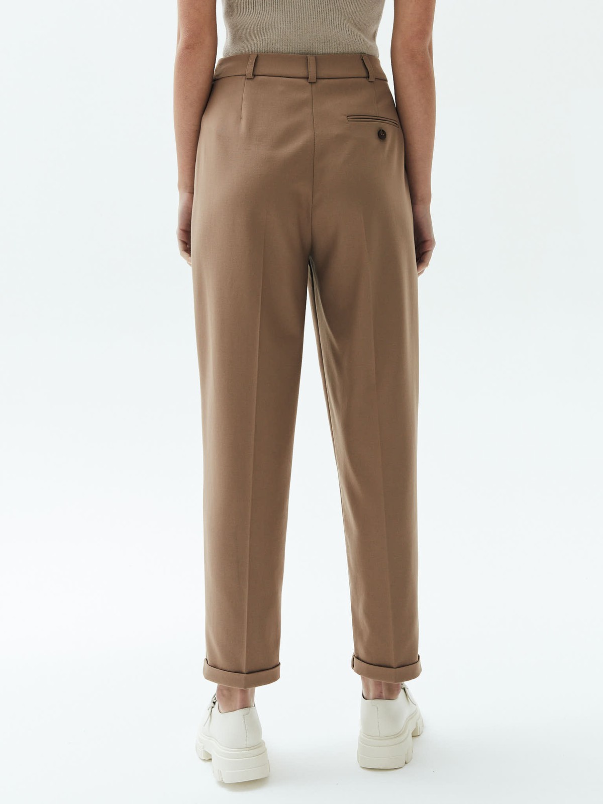 Брюки укороченные с манжетом, цвет: ТЕМНЫЙ КЭМЕЛ Allweneed
Брюки укороченные слегка зауженного кроя. Модель со скрытой застёжкой и двумя глубокими карманами. Мы изготовили брюки с манжетами, которые позволяют модели лучше сидеть по ноге. Советуем носить изделие с лоферами или ботинками, а для особого случая надеть их с туфлями на каблуке.