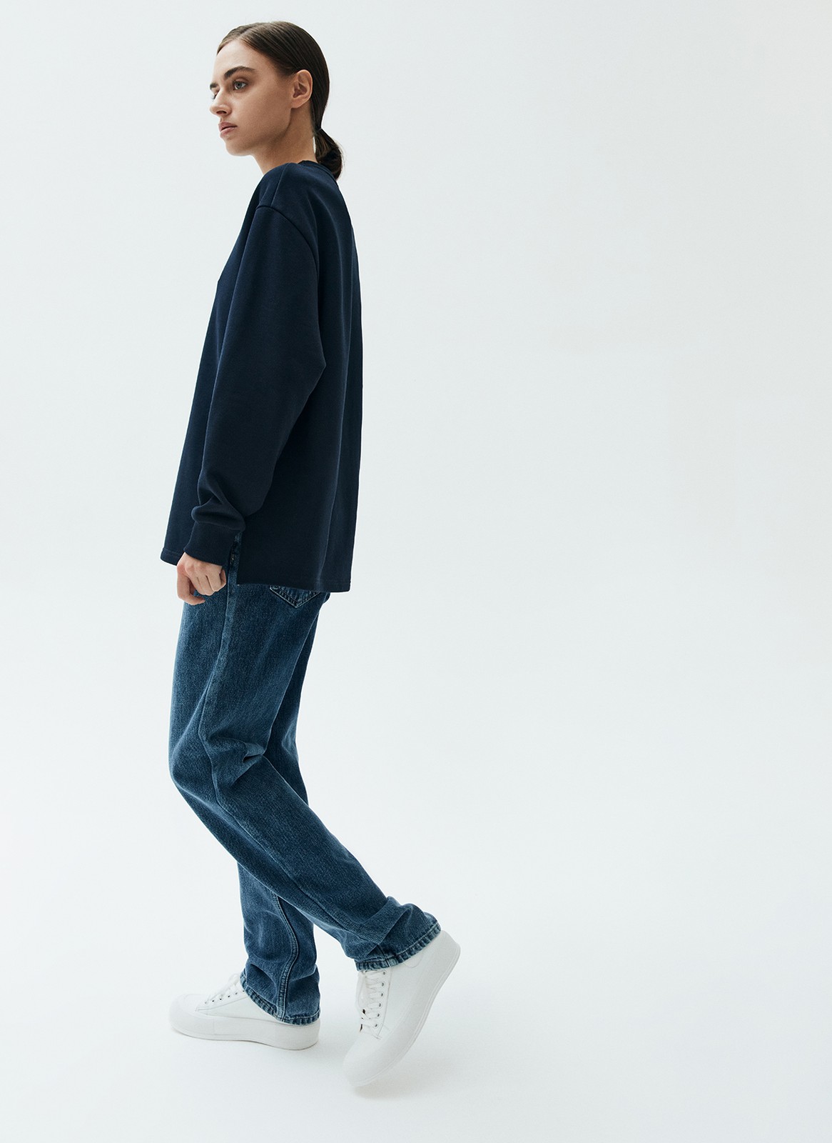 Свитшот с вышивкой, цвет: синий Allweneed
Свитшот свободного кроя из плотного трикотажа. Модель имеет разрезы по боковым швам, спущенное плечо и удлиненный рукав. Акцентная деталь вышивка. Благодаря приятной на ощупь ткани вы комфортно проведете в свитшоте целый день. Мы советуем сочетать с юбками и джинсами, а также составлять многослойные образы с рубашками.