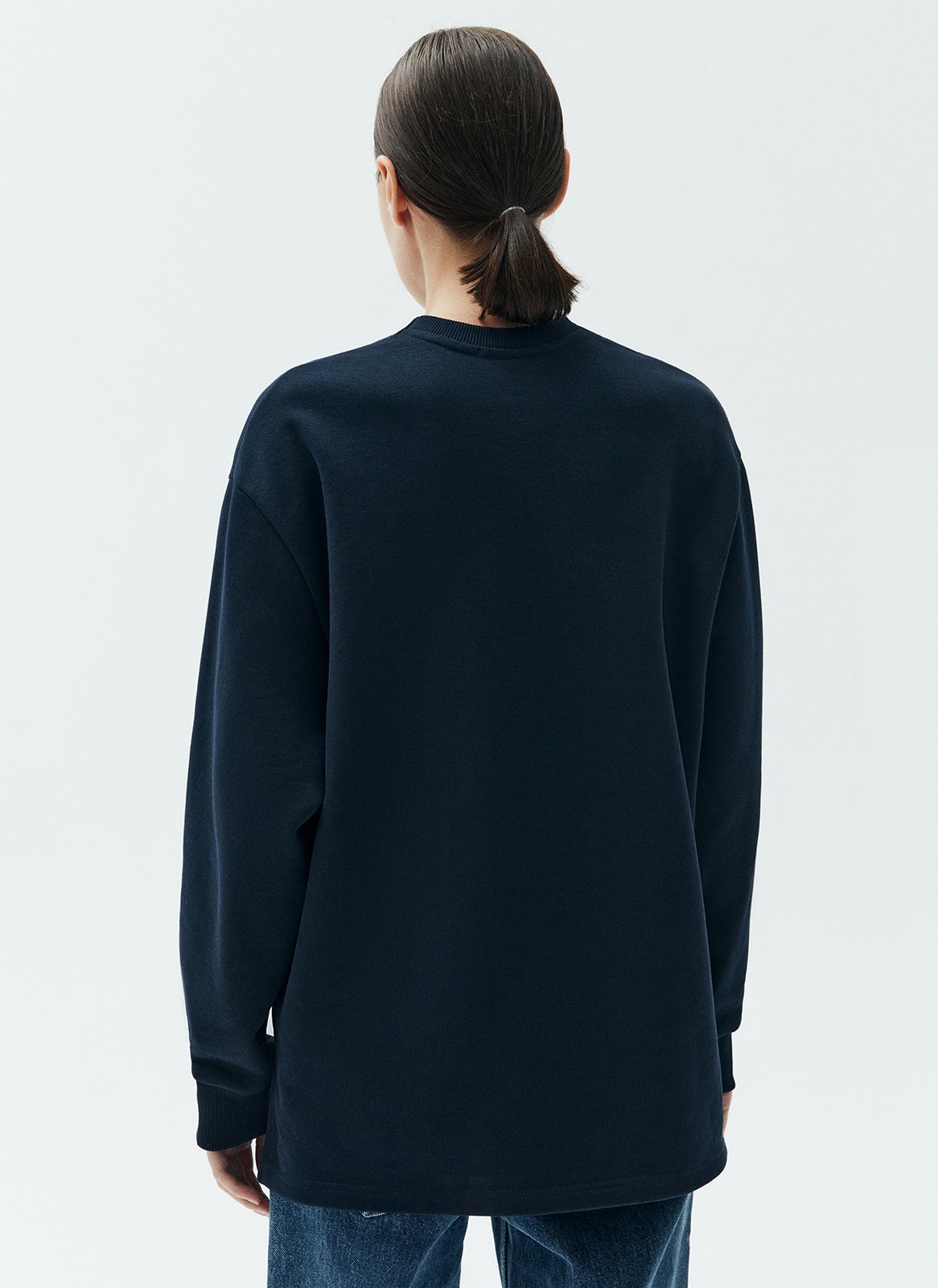 Свитшот с вышивкой, цвет: синий Allweneed
Свитшот свободного кроя из плотного трикотажа. Модель имеет разрезы по боковым швам, спущенное плечо и удлиненный рукав. Акцентная деталь вышивка. Благодаря приятной на ощупь ткани вы комфортно проведете в свитшоте целый день. Мы советуем сочетать с юбками и джинсами, а также составлять многослойные образы с рубашками.