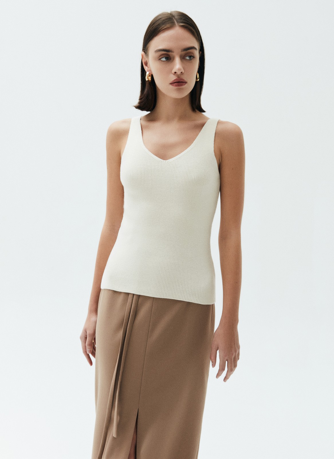 Топ из вязаного трикотажа, цвет: молочный Allweneed Топ из нежного трикотажа. Наш бестселлер в новом исполнении. Благодаря вискозе вам будет комфортно даже жарким днем. Пряжа дарит приятные тактильные ощущения. Рекомендуем носить как альтернативу футболкам.