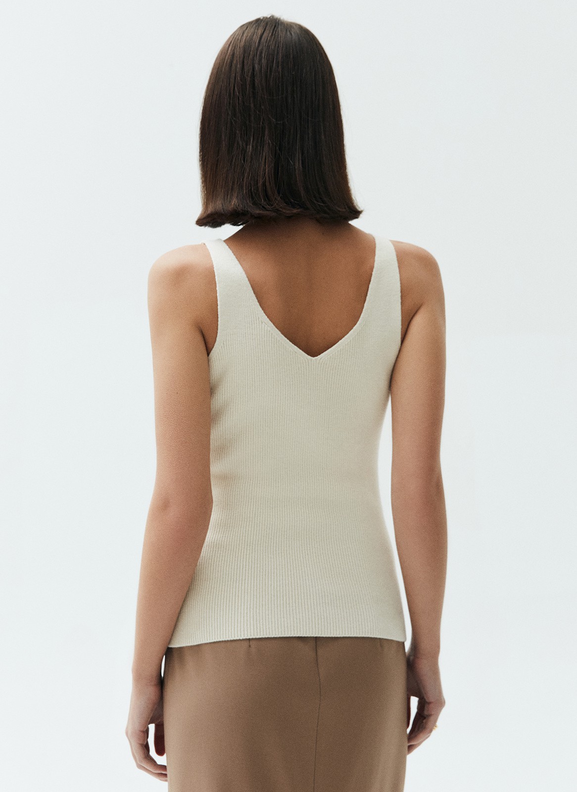 Топ из вязаного трикотажа, цвет: молочный Allweneed Топ из нежного трикотажа. Наш бестселлер в новом исполнении. Благодаря вискозе вам будет комфортно даже жарким днем. Пряжа дарит приятные тактильные ощущения. Рекомендуем носить как альтернативу футболкам.