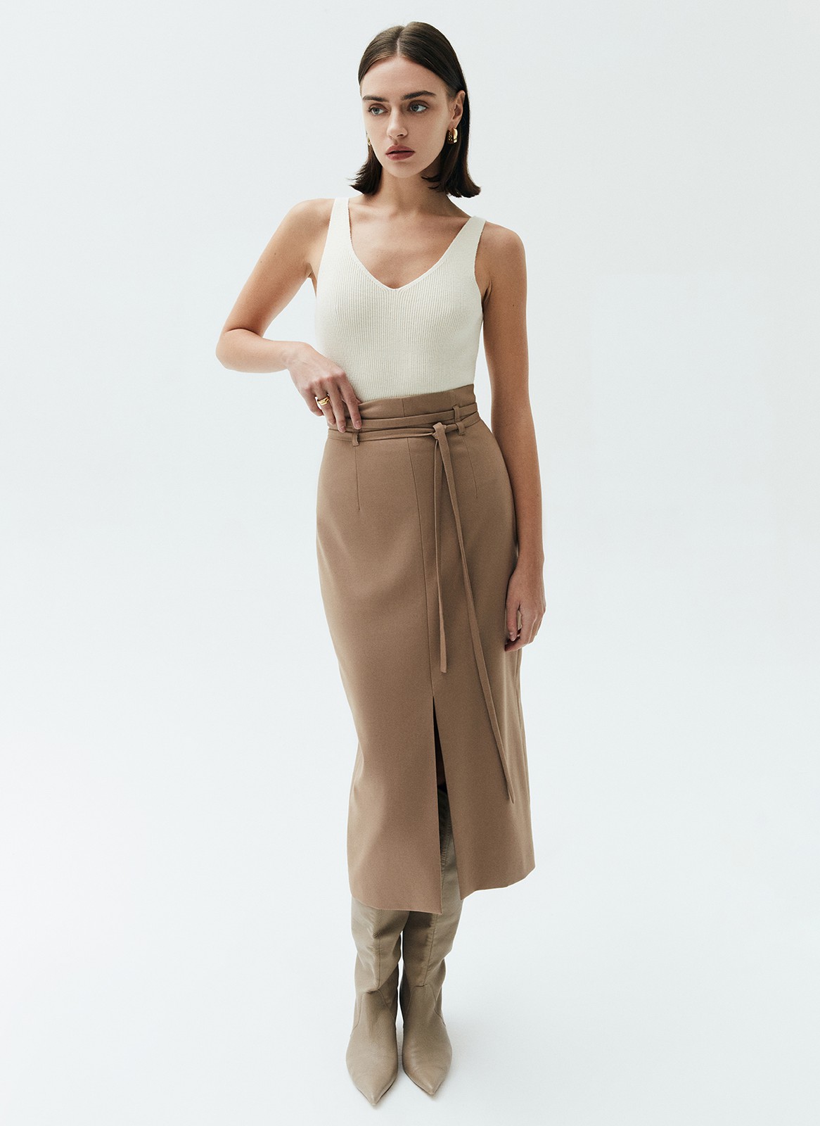 Юбка миди с разрезом спереди и тонким поясом из собственной ткани, цвет: ТЕМНЫЙ КЭМЕЛ Allweneed
Юбка длины миди с разрезом. К изделию мы добавили тонкий пояс в тон. Эта модель отлично создает женственный силуэт благодаря акценту на талии. Юбку можно надевать в офис или на вечеринки, главное правильно стилизовать. Нам нравится, как модель смотрится с топами и боди.