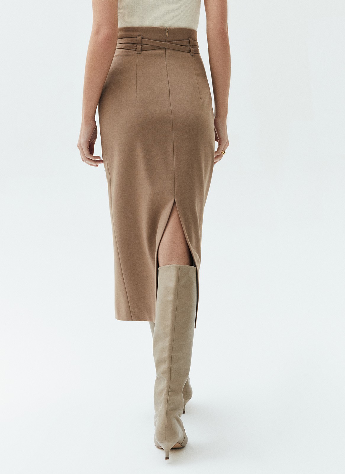 Юбка миди с разрезом спереди и тонким поясом из собственной ткани, цвет: ТЕМНЫЙ КЭМЕЛ Allweneed
Юбка длины миди с разрезом. К изделию мы добавили тонкий пояс в тон. Эта модель отлично создает женственный силуэт благодаря акценту на талии. Юбку можно надевать в офис или на вечеринки, главное правильно стилизовать. Нам нравится, как модель смотрится с топами и боди.