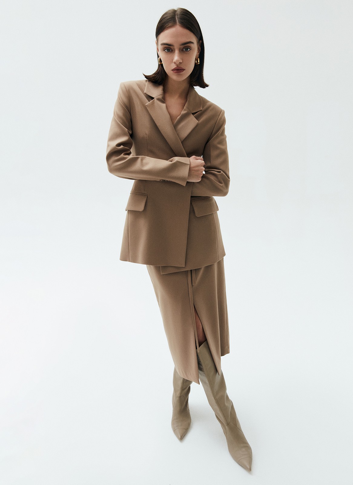 Юбка миди с разрезом спереди и тонким поясом из собственной ткани, цвет: ТЕМНЫЙ КЭМЕЛ Allweneed
Юбка длины миди с разрезом. К изделию мы добавили тонкий пояс в тон. Эта модель отлично создает женственный силуэт благодаря акценту на талии. Юбку можно надевать в офис или на вечеринки, главное правильно стилизовать. Нам нравится, как модель смотрится с топами и боди.