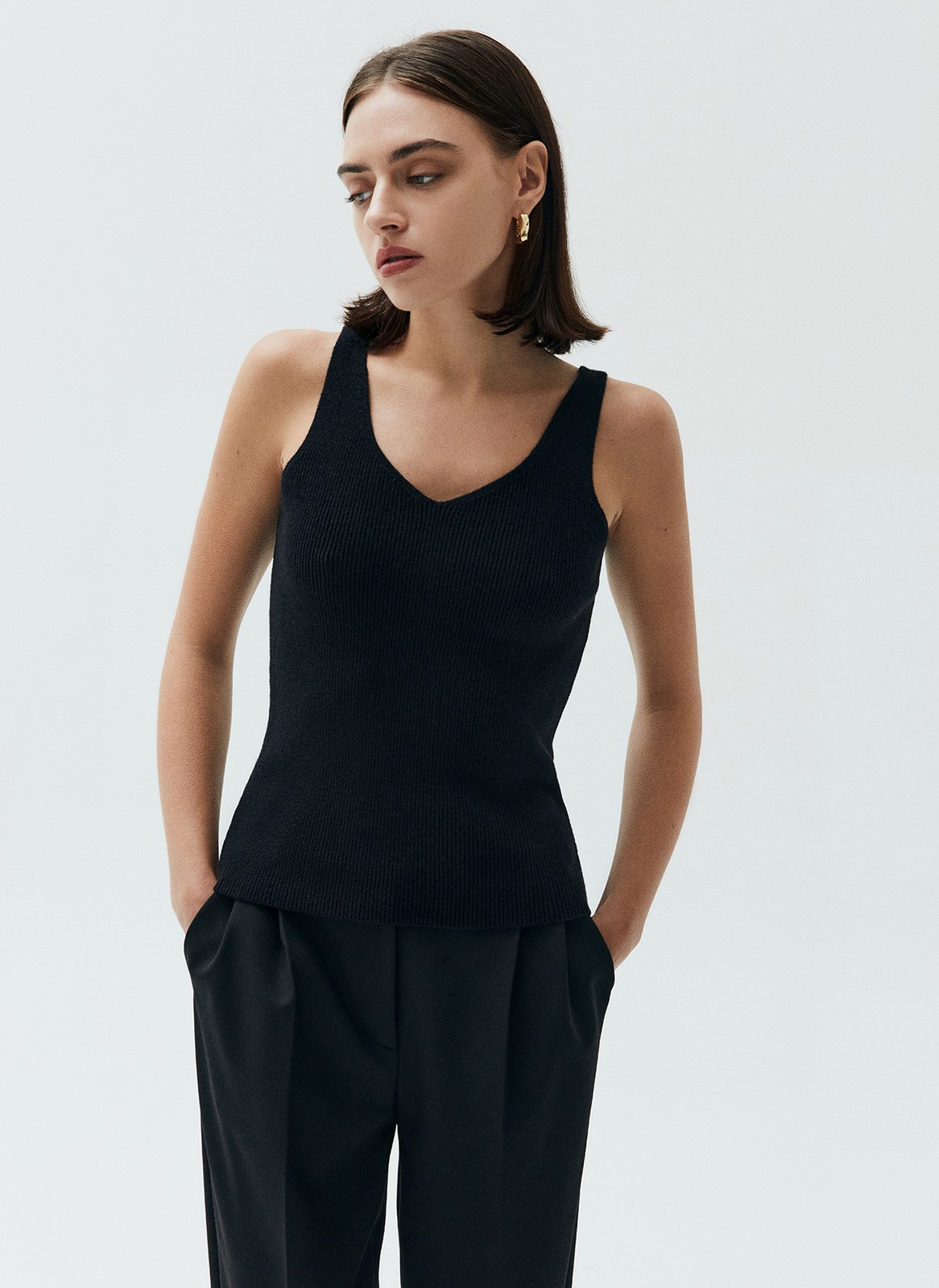 Топ из вязаного трикотажа, цвет: Черный Allweneed Топ из нежного трикотажа. Наш бестселлер в новом исполнении. Благодаря вискозе вам будет комфортно даже жарким днем. Пряжа дарит приятные тактильные ощущения. Рекомендуем носить как альтернативу футболкам.