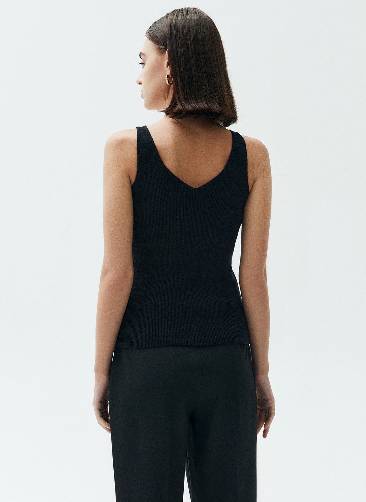 Топ из вязаного трикотажа, цвет: Черный Allweneed Топ из нежного трикотажа. Наш бестселлер в новом исполнении. Благодаря вискозе вам будет комфортно даже жарким днем. Пряжа дарит приятные тактильные ощущения. Рекомендуем носить как альтернативу футболкам.