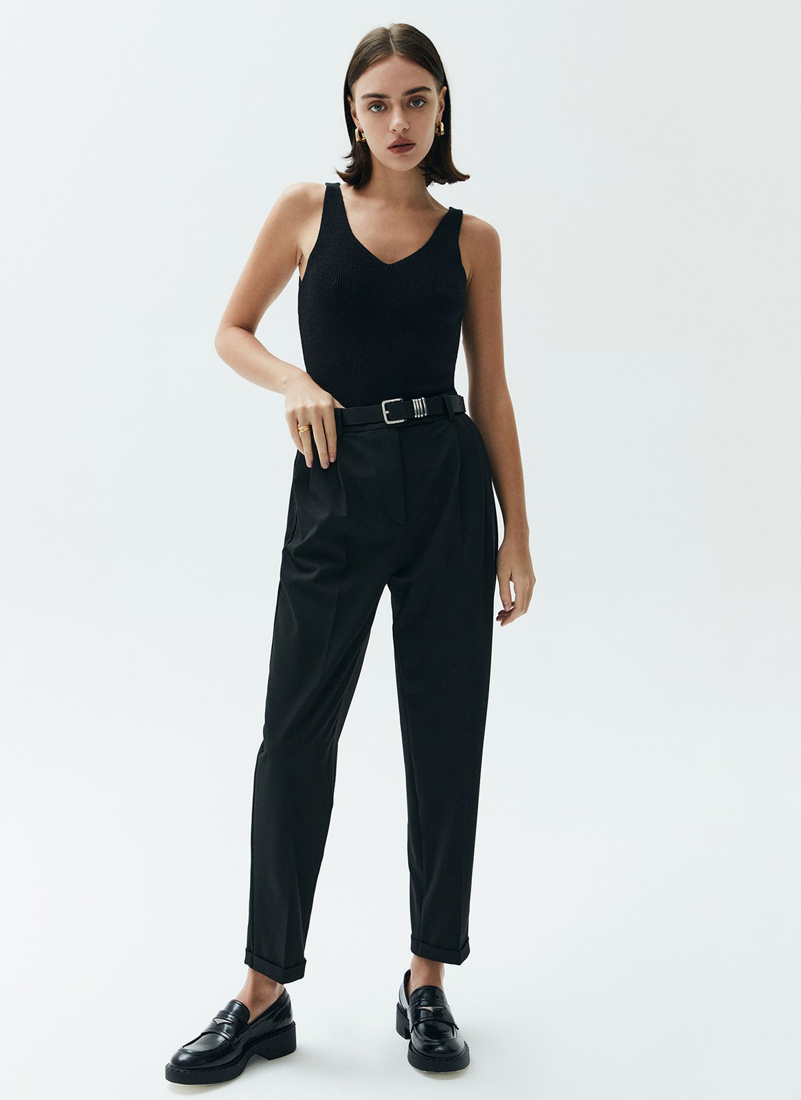 Топ из вязаного трикотажа, цвет: Черный Allweneed Топ из нежного трикотажа. Наш бестселлер в новом исполнении. Благодаря вискозе вам будет комфортно даже жарким днем. Пряжа дарит приятные тактильные ощущения. Рекомендуем носить как альтернативу футболкам.