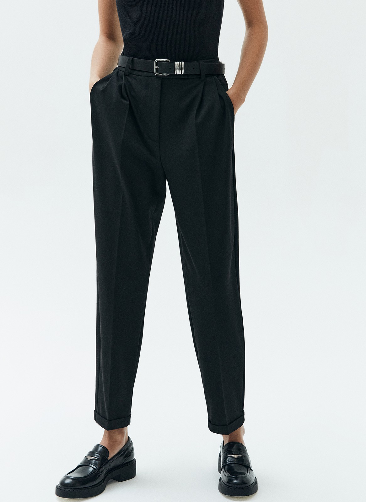 Брюки укороченные с манжетом, цвет: Черный Allweneed
Брюки укороченные слегка зауженного кроя. Модель со скрытой застёжкой и двумя глубокими карманами. Мы изготовили брюки с манжетами, которые позволяют модели лучше сидеть по ноге. Советуем носить изделие с лоферами или ботинками, а для особого случая надеть их с туфлями на каблуке.