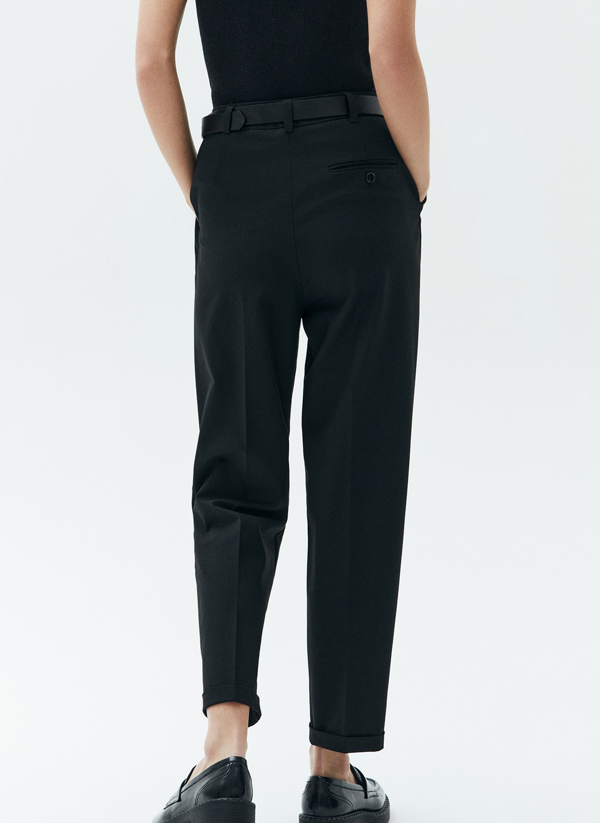 Брюки укороченные с манжетом, цвет: Черный Allweneed
Брюки укороченные слегка зауженного кроя. Модель со скрытой застёжкой и двумя глубокими карманами. Мы изготовили брюки с манжетами, которые позволяют модели лучше сидеть по ноге. Советуем носить изделие с лоферами или ботинками, а для особого случая надеть их с туфлями на каблуке.