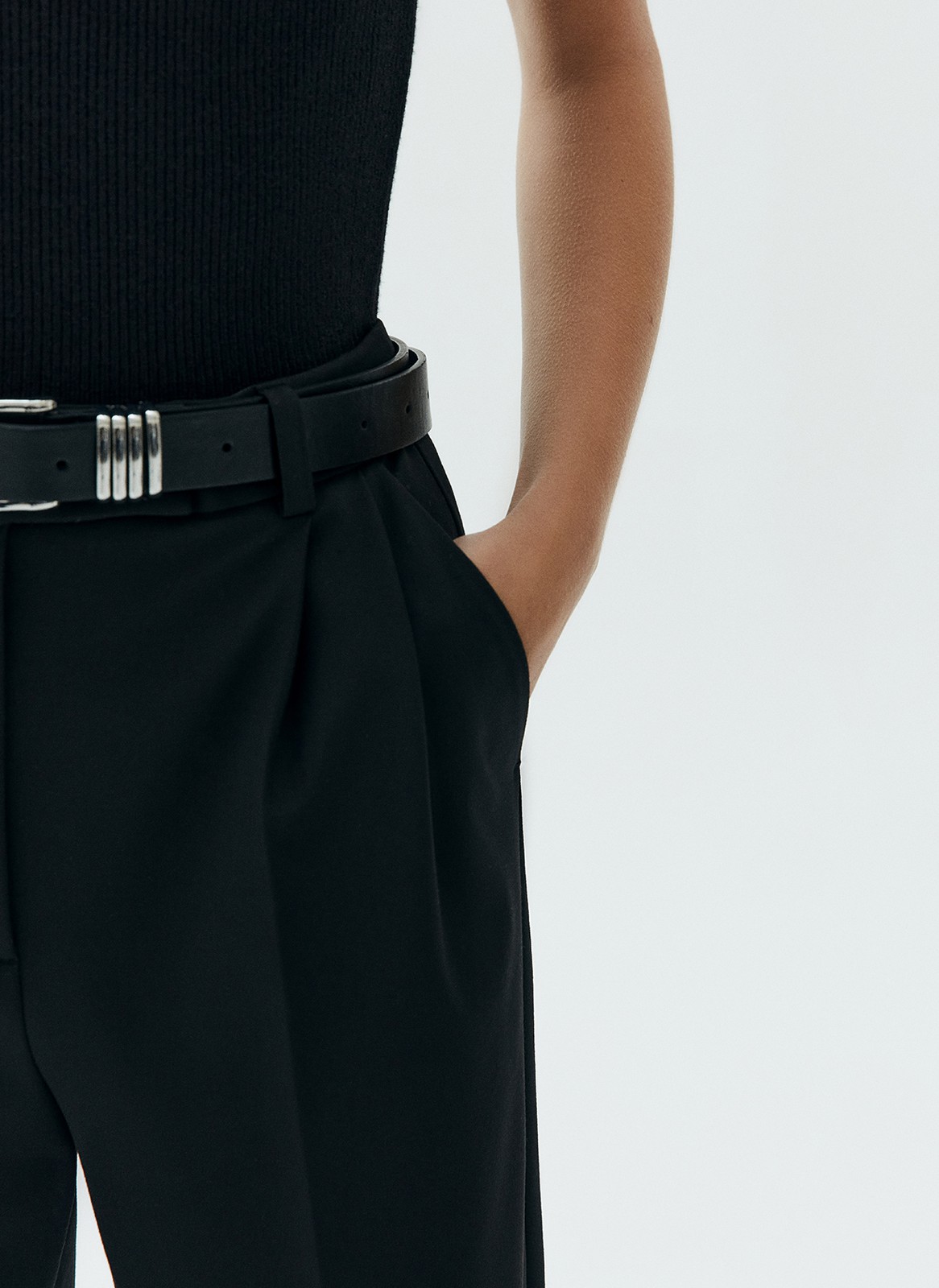 Брюки укороченные с манжетом, цвет: Черный Allweneed
Брюки укороченные слегка зауженного кроя. Модель со скрытой застёжкой и двумя глубокими карманами. Мы изготовили брюки с манжетами, которые позволяют модели лучше сидеть по ноге. Советуем носить изделие с лоферами или ботинками, а для особого случая надеть их с туфлями на каблуке.