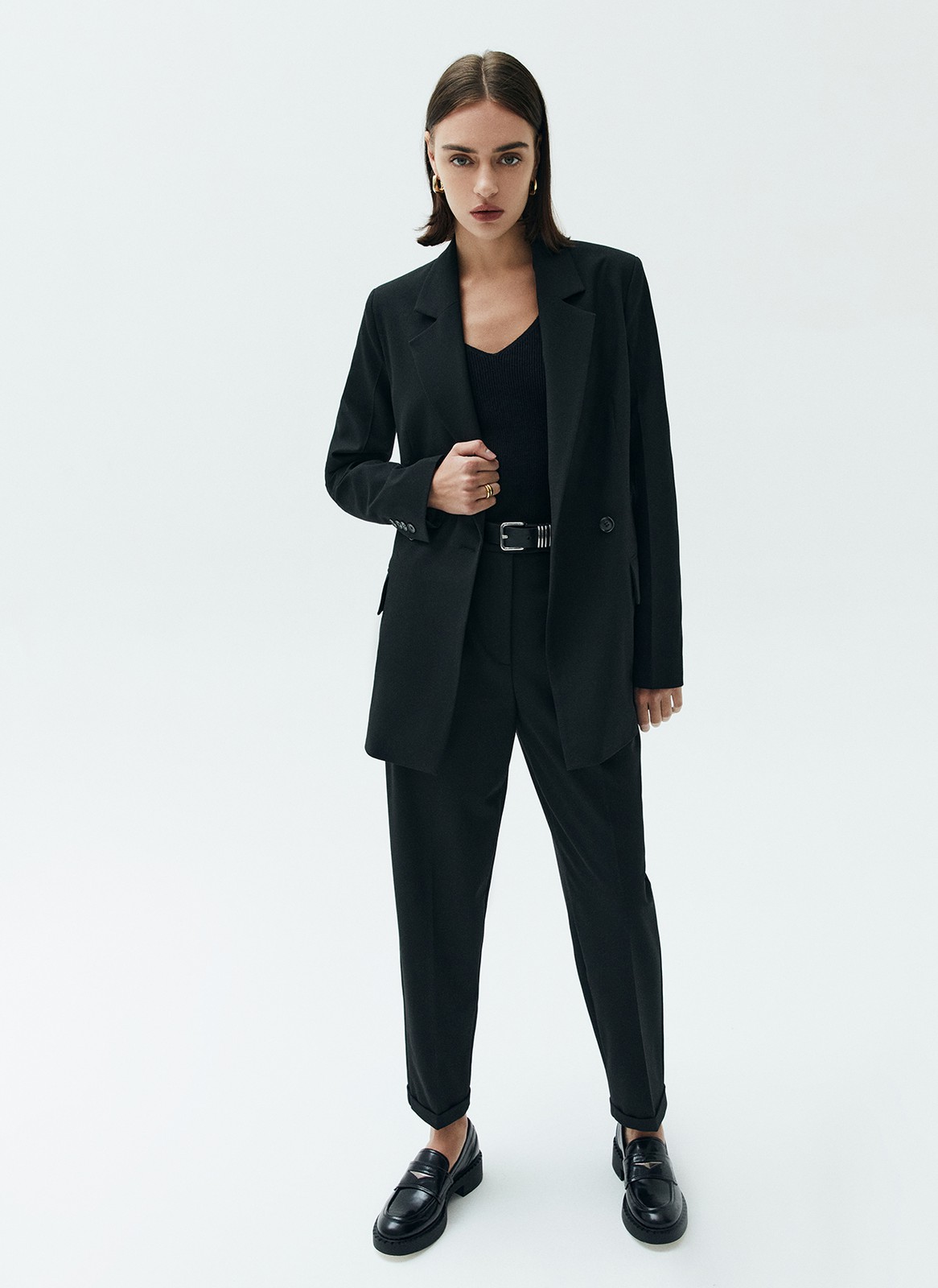 Жакет удлиненный, цвет: Черный Allweneed
Жакет удлинённый слегка приталенного кроя. Двубортная модель с классической линией плеча и двумя накладными карманами. Новая костюмная ткань в этом сезоне обеспечивает ещё лучшую посадку по фигуре. Так модель хорошо смотрится на девушках с разной внешностью. Вы можете носить изделие с брюками, а также с джинсами и платьями.