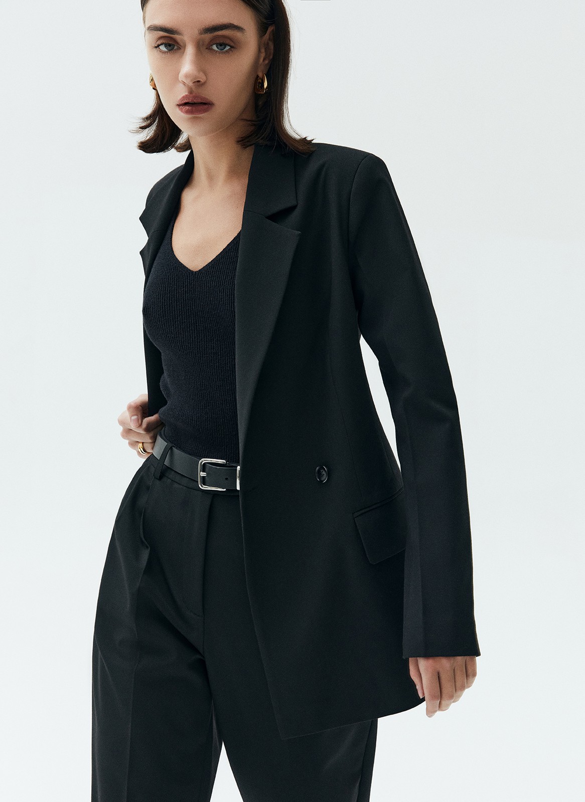 Жакет удлиненный, цвет: Черный Allweneed
Жакет удлинённый слегка приталенного кроя. Двубортная модель с классической линией плеча и двумя накладными карманами. Новая костюмная ткань в этом сезоне обеспечивает ещё лучшую посадку по фигуре. Так модель хорошо смотрится на девушках с разной внешностью. Вы можете носить изделие с брюками, а также с джинсами и платьями.