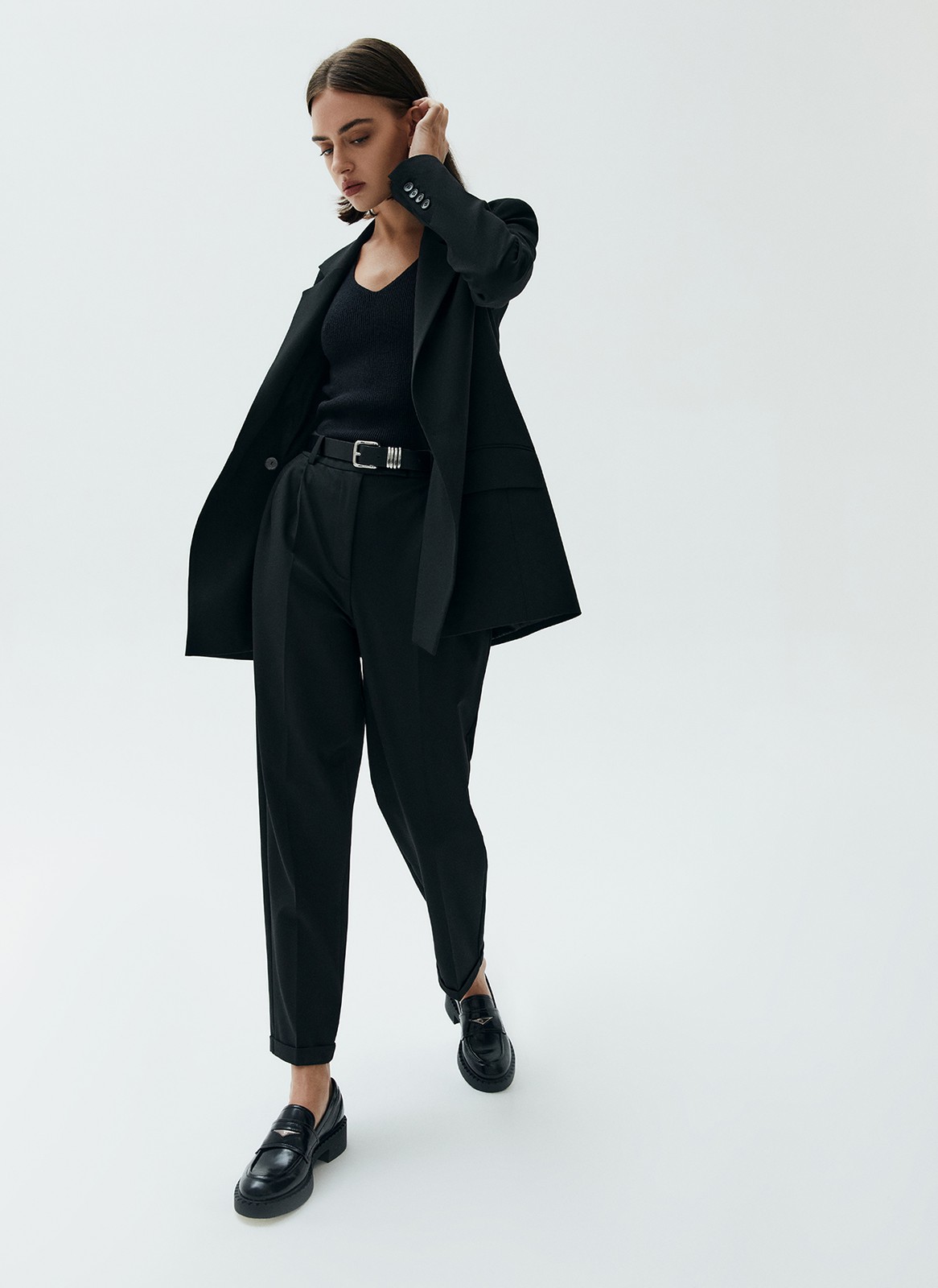 Брюки укороченные с манжетом, цвет: Черный Allweneed
Брюки укороченные слегка зауженного кроя. Модель со скрытой застёжкой и двумя глубокими карманами. Мы изготовили брюки с манжетами, которые позволяют модели лучше сидеть по ноге. Советуем носить изделие с лоферами или ботинками, а для особого случая надеть их с туфлями на каблуке.