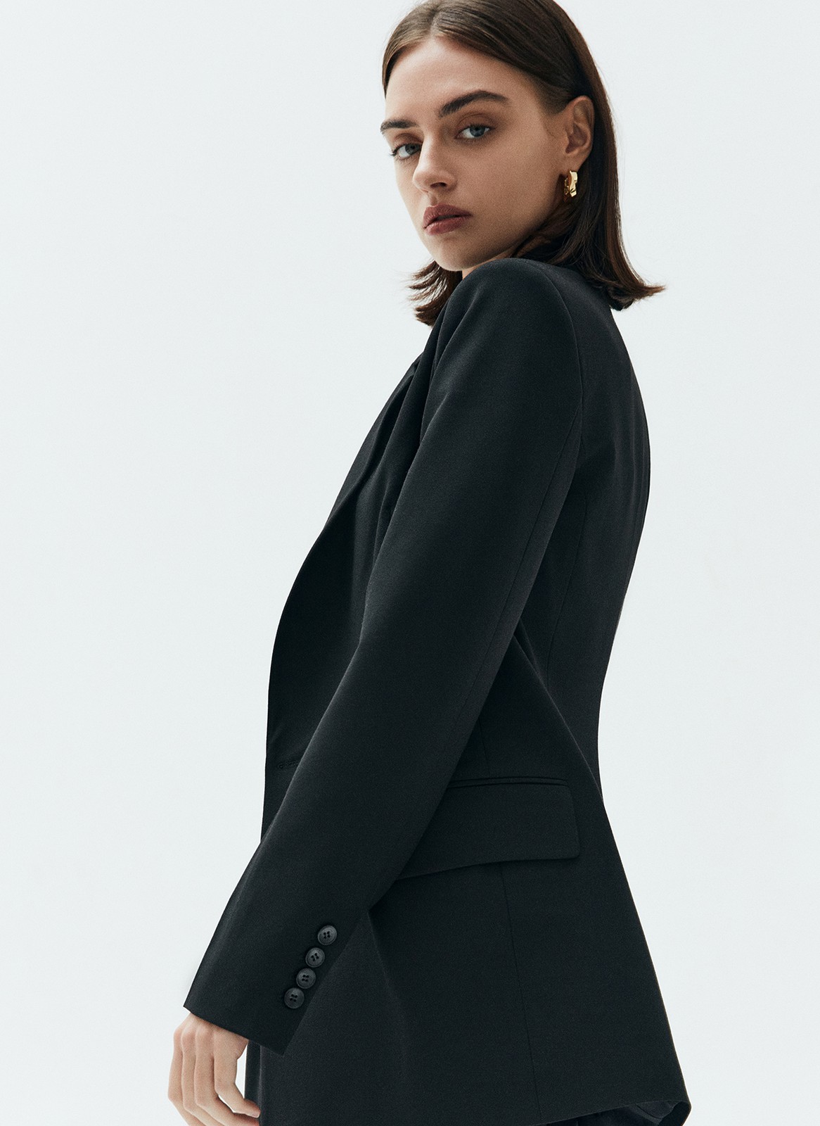 Жакет удлиненный, цвет: Черный Allweneed
Жакет удлинённый слегка приталенного кроя. Двубортная модель с классической линией плеча и двумя накладными карманами. Новая костюмная ткань в этом сезоне обеспечивает ещё лучшую посадку по фигуре. Так модель хорошо смотрится на девушках с разной внешностью. Вы можете носить изделие с брюками, а также с джинсами и платьями.