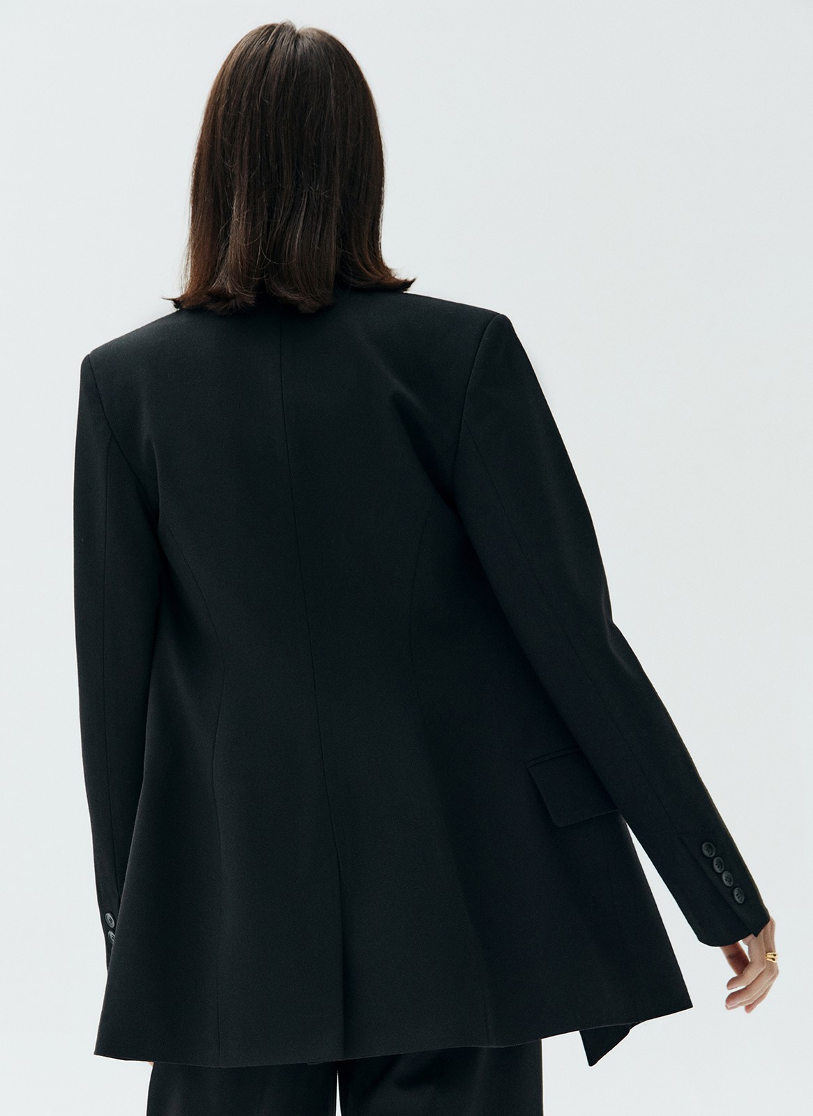 Жакет удлиненный, цвет: Черный Allweneed
Жакет удлинённый слегка приталенного кроя. Двубортная модель с классической линией плеча и двумя накладными карманами. Новая костюмная ткань в этом сезоне обеспечивает ещё лучшую посадку по фигуре. Так модель хорошо смотрится на девушках с разной внешностью. Вы можете носить изделие с брюками, а также с джинсами и платьями.