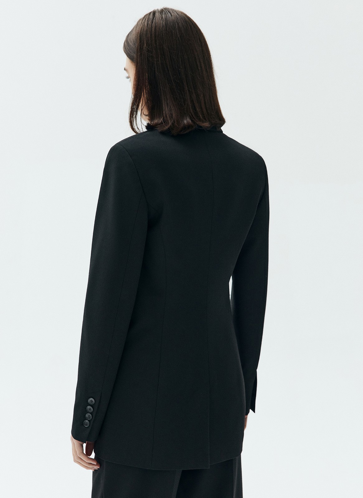 Жакет удлиненный, цвет: Черный Allweneed
Жакет удлинённый слегка приталенного кроя. Двубортная модель с классической линией плеча и двумя накладными карманами. Новая костюмная ткань в этом сезоне обеспечивает ещё лучшую посадку по фигуре. Так модель хорошо смотрится на девушках с разной внешностью. Вы можете носить изделие с брюками, а также с джинсами и платьями.