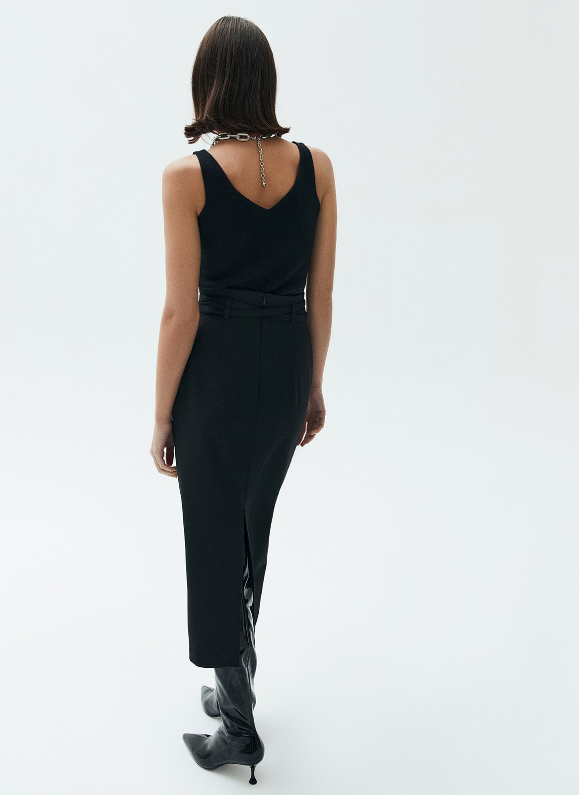 Юбка миди с разрезом спереди и тонким поясом из собственной ткани, цвет: Черный Allweneed
Юбка длины миди с разрезом. К изделию мы добавили тонкий пояс в тон. Эта модель отлично создает женственный силуэт благодаря акценту на талии. Юбку можно надевать в офис или на вечеринки, главное правильно стилизовать. Нам нравится, как модель смотрится с топами и боди.