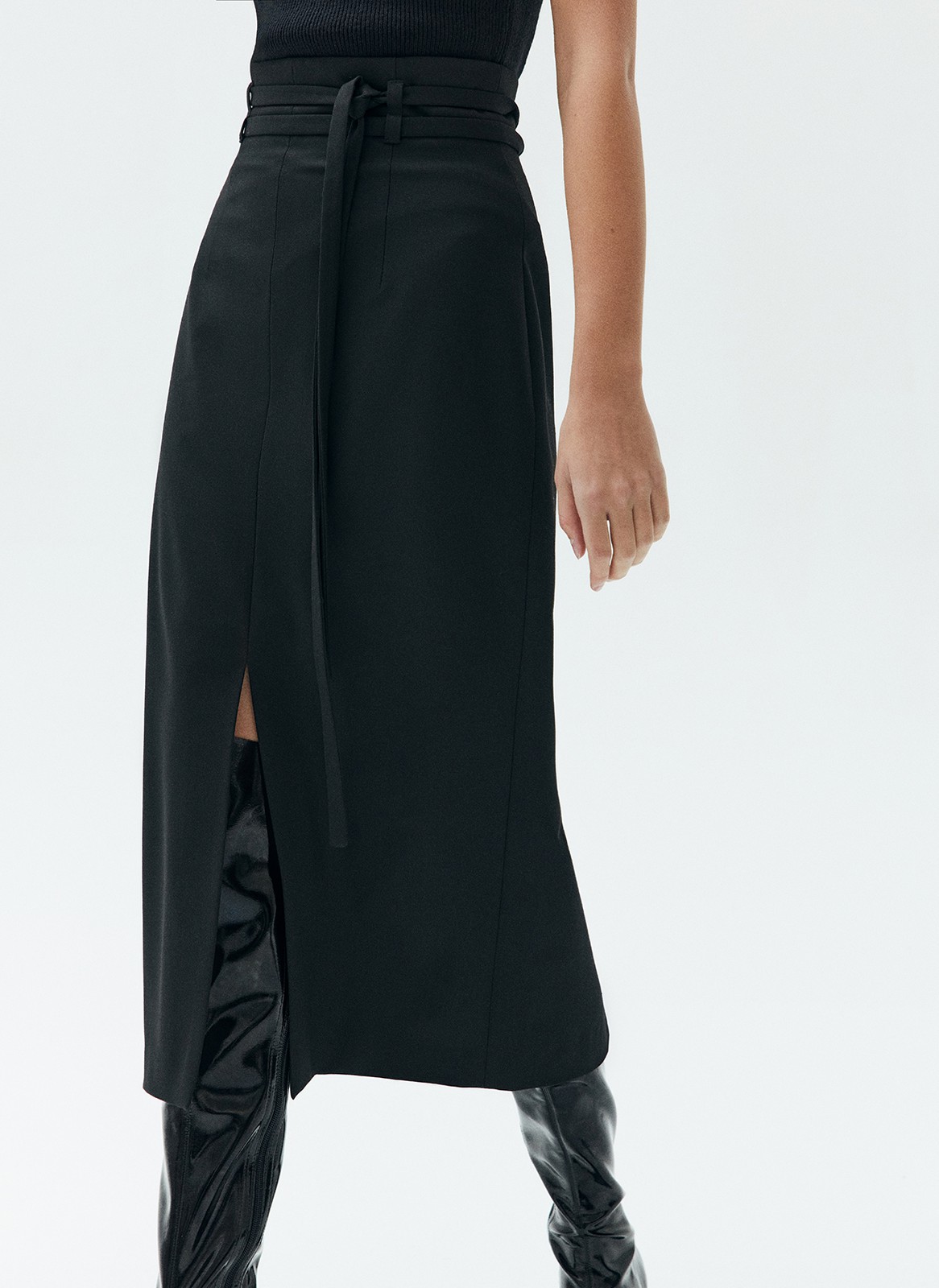 Юбка миди с разрезом спереди и тонким поясом из собственной ткани, цвет: Черный Allweneed
Юбка длины миди с разрезом. К изделию мы добавили тонкий пояс в тон. Эта модель отлично создает женственный силуэт благодаря акценту на талии. Юбку можно надевать в офис или на вечеринки, главное правильно стилизовать. Нам нравится, как модель смотрится с топами и боди.