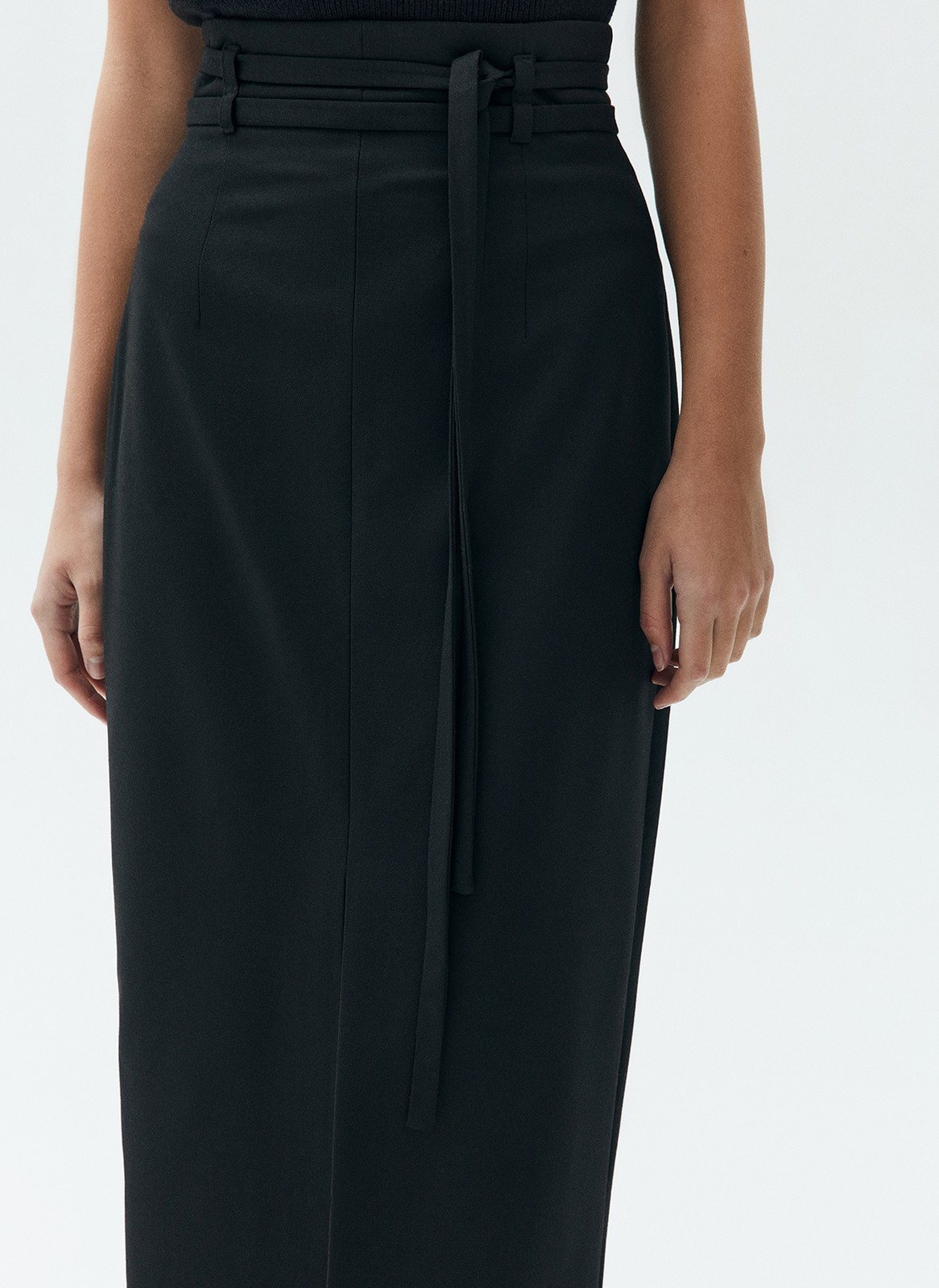 Юбка миди с разрезом спереди и тонким поясом из собственной ткани, цвет: Черный Allweneed
Юбка длины миди с разрезом. К изделию мы добавили тонкий пояс в тон. Эта модель отлично создает женственный силуэт благодаря акценту на талии. Юбку можно надевать в офис или на вечеринки, главное правильно стилизовать. Нам нравится, как модель смотрится с топами и боди.