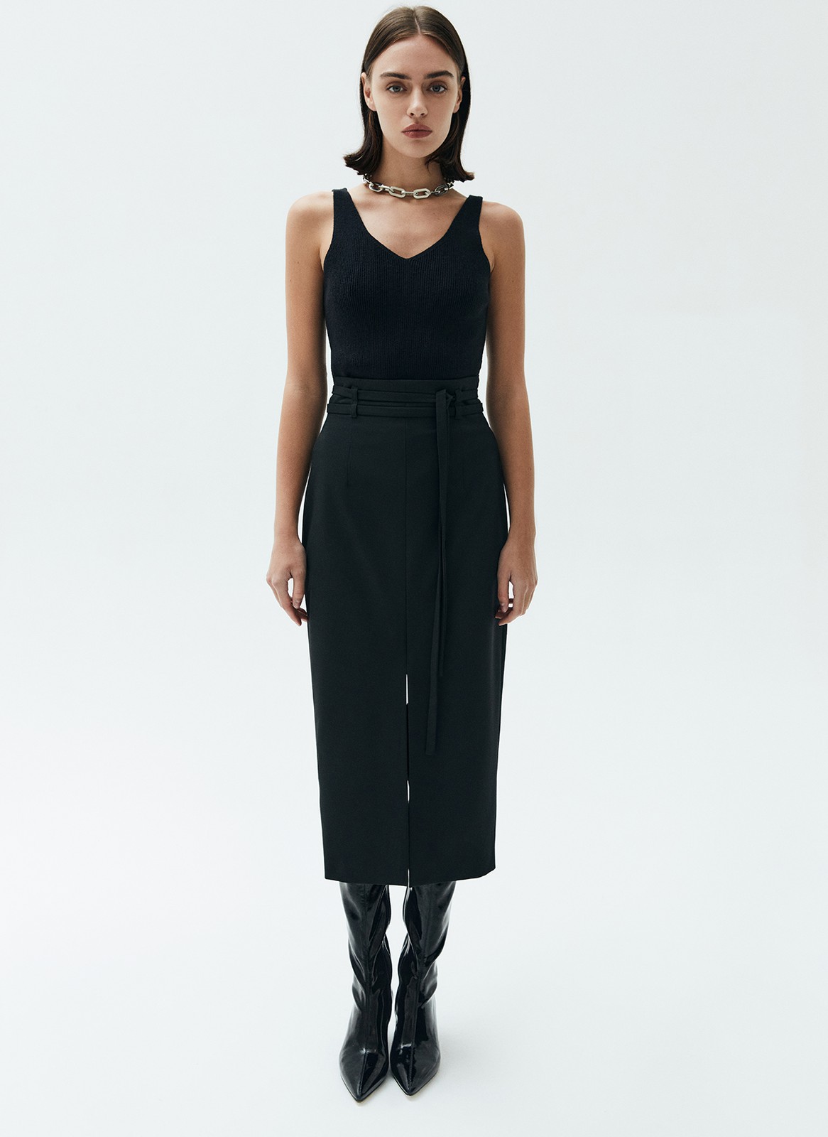 Юбка миди с разрезом спереди и тонким поясом из собственной ткани, цвет: Черный Allweneed
Юбка длины миди с разрезом. К изделию мы добавили тонкий пояс в тон. Эта модель отлично создает женственный силуэт благодаря акценту на талии. Юбку можно надевать в офис или на вечеринки, главное правильно стилизовать. Нам нравится, как модель смотрится с топами и боди.