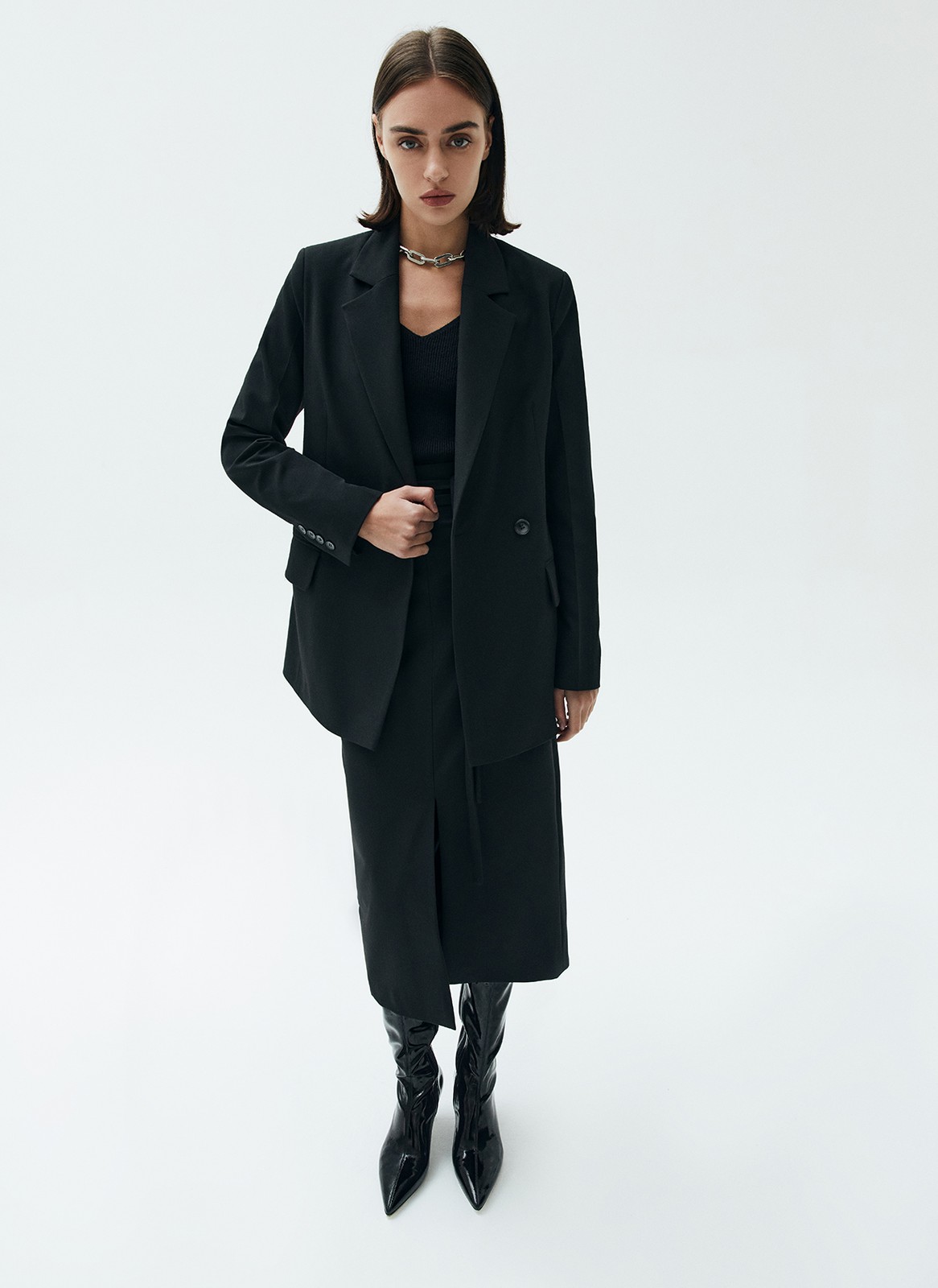 Юбка миди с разрезом спереди и тонким поясом из собственной ткани, цвет: Черный Allweneed
Юбка длины миди с разрезом. К изделию мы добавили тонкий пояс в тон. Эта модель отлично создает женственный силуэт благодаря акценту на талии. Юбку можно надевать в офис или на вечеринки, главное правильно стилизовать. Нам нравится, как модель смотрится с топами и боди.