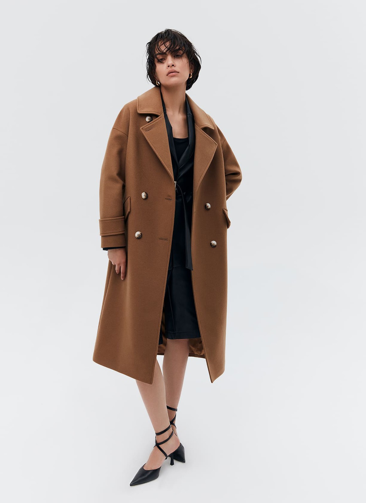 Пальто-кокон двубортное, цвет: кэмел Allweneed Свободное пальто на пуговицах. Актуальный силуэт кокон, длина миди и шлица сзади для удобства движений. Линия плеча немного спущена, застежка на четыре контрастные пуговицы и прорезные по диагонали карманы с клапанами. Модель дополнит осенние образы с джинсами и брюками, с платьями-свитерами и высокими сапогами.
Температурный режим до +5 C