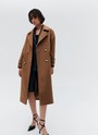 Пальто-кокон двубортное, цвет: кэмел Allweneed Свободное пальто на пуговицах. Актуальный силуэт кокон, длина миди и шлица сзади для удобства движений. Линия плеча немного спущена, застежка на четыре контрастные пуговицы и прорезные по диагонали карманы с клапанами. Модель дополнит осенние образы с джинсами и брюками, с платьями-свитерами и высокими сапогами.
Температурный режим до +5 C