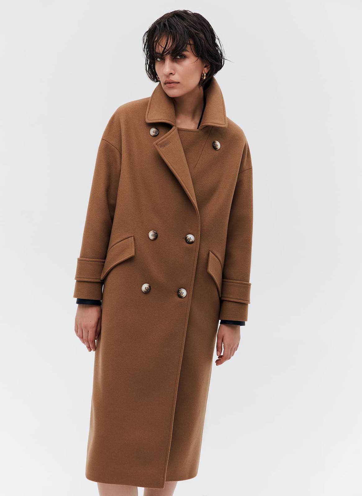 Пальто-кокон двубортное, цвет: кэмел Allweneed Свободное пальто на пуговицах. Актуальный силуэт кокон, длина миди и шлица сзади для удобства движений. Линия плеча немного спущена, застежка на четыре контрастные пуговицы и прорезные по диагонали карманы с клапанами. Модель дополнит осенние образы с джинсами и брюками, с платьями-свитерами и высокими сапогами.
Температурный режим до +5 C