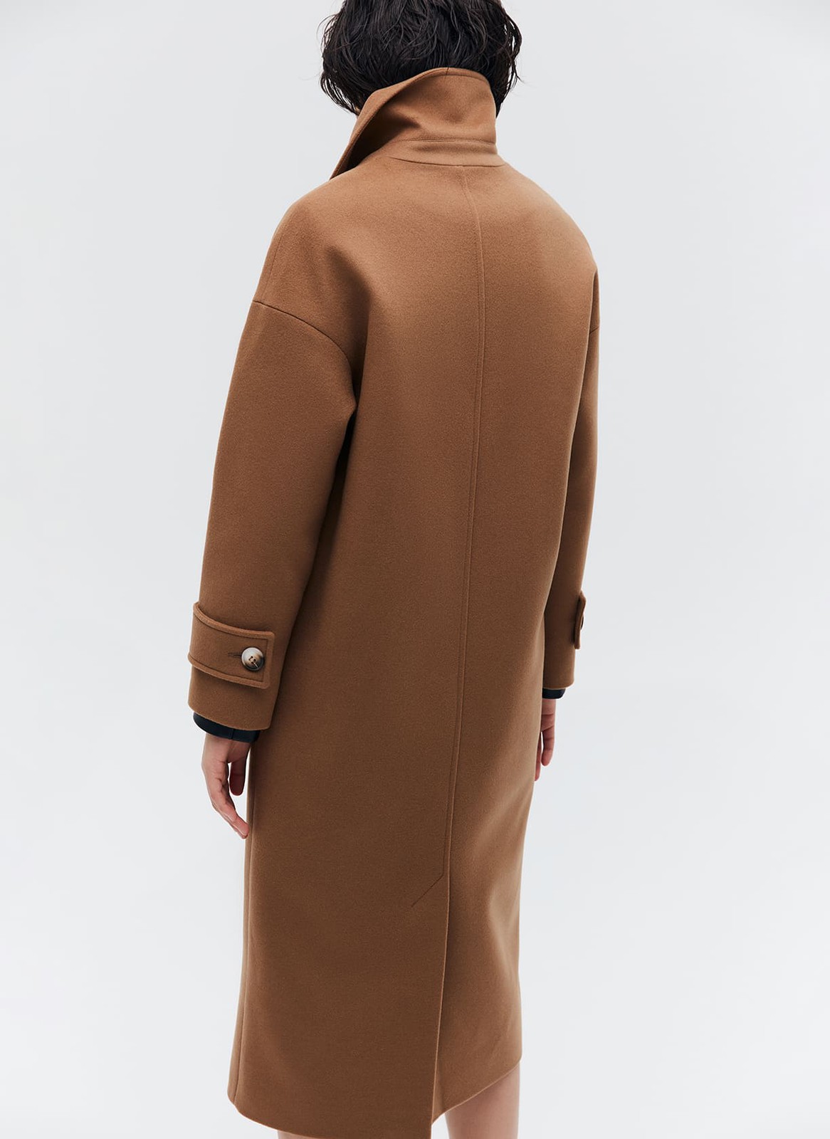 Пальто-кокон двубортное, цвет: кэмел Allweneed Свободное пальто на пуговицах. Актуальный силуэт кокон, длина миди и шлица сзади для удобства движений. Линия плеча немного спущена, застежка на четыре контрастные пуговицы и прорезные по диагонали карманы с клапанами. Модель дополнит осенние образы с джинсами и брюками, с платьями-свитерами и высокими сапогами.
Температурный режим до +5 C
