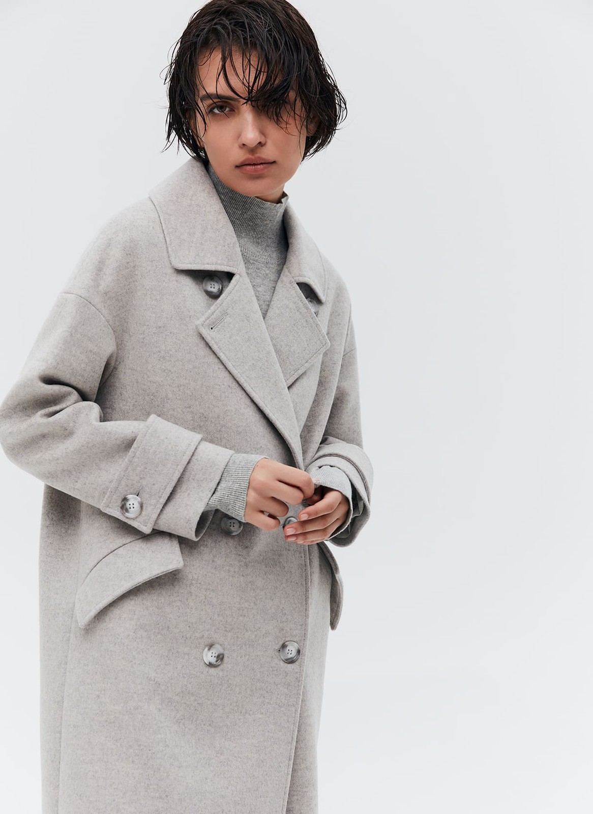 Пальто-кокон двубортное, цвет: светло-серый меланж Allweneed Свободное пальто на пуговицах. Актуальный силуэт кокон, длина миди и шлица сзади для удобства движений. Линия плеча немного спущена, застежка на четыре контрастные пуговицы и прорезные по диагонали карманы с клапанами. Модель дополнит осенние образы с джинсами и брюками, с платьями-свитерами и высокими сапогами.
Температурный режим до +5 C