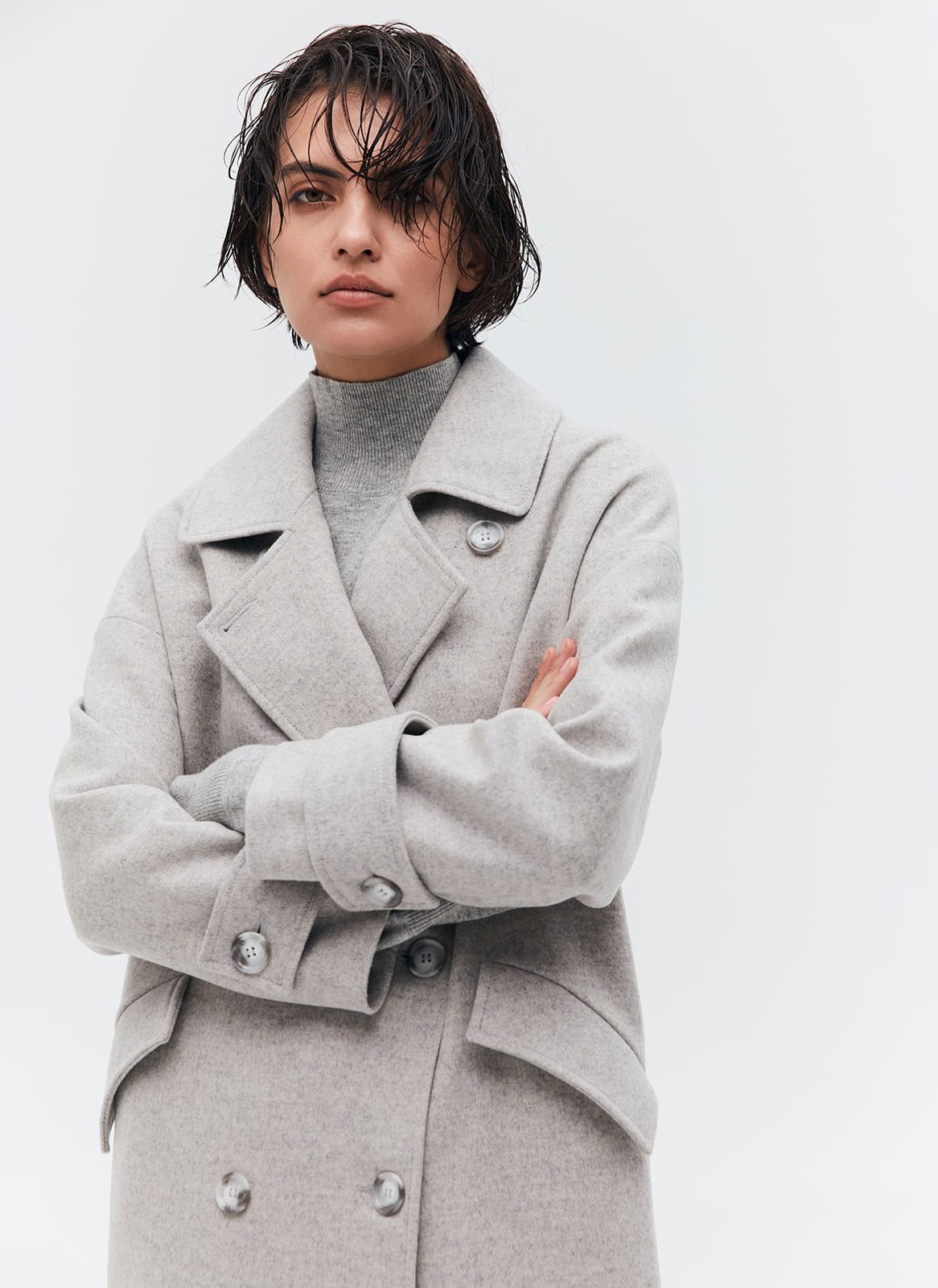 Пальто-кокон двубортное, цвет: светло-серый меланж Allweneed Свободное пальто на пуговицах. Актуальный силуэт кокон, длина миди и шлица сзади для удобства движений. Линия плеча немного спущена, застежка на четыре контрастные пуговицы и прорезные по диагонали карманы с клапанами. Модель дополнит осенние образы с джинсами и брюками, с платьями-свитерами и высокими сапогами.
Температурный режим до +5 C