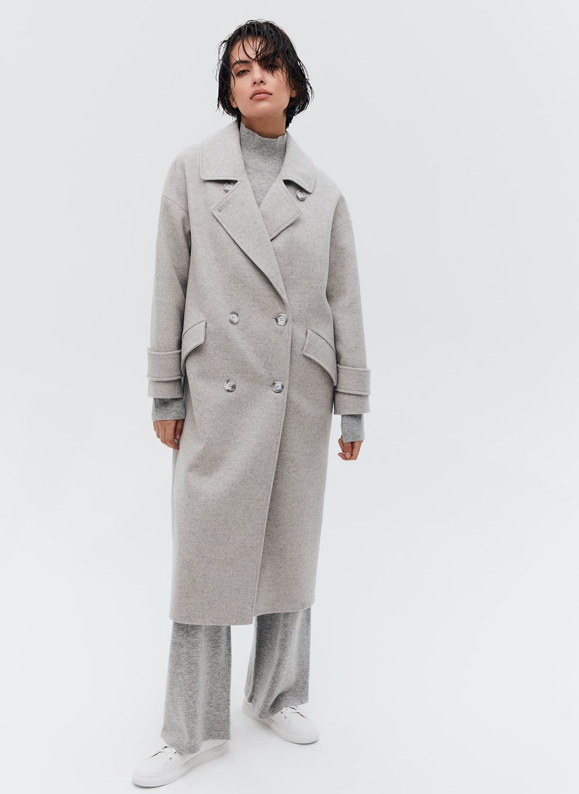 Пальто-кокон двубортное, цвет: светло-серый меланж Allweneed Свободное пальто на пуговицах. Актуальный силуэт кокон, длина миди и шлица сзади для удобства движений. Линия плеча немного спущена, застежка на четыре контрастные пуговицы и прорезные по диагонали карманы с клапанами. Модель дополнит осенние образы с джинсами и брюками, с платьями-свитерами и высокими сапогами.
Температурный режим до +5 C